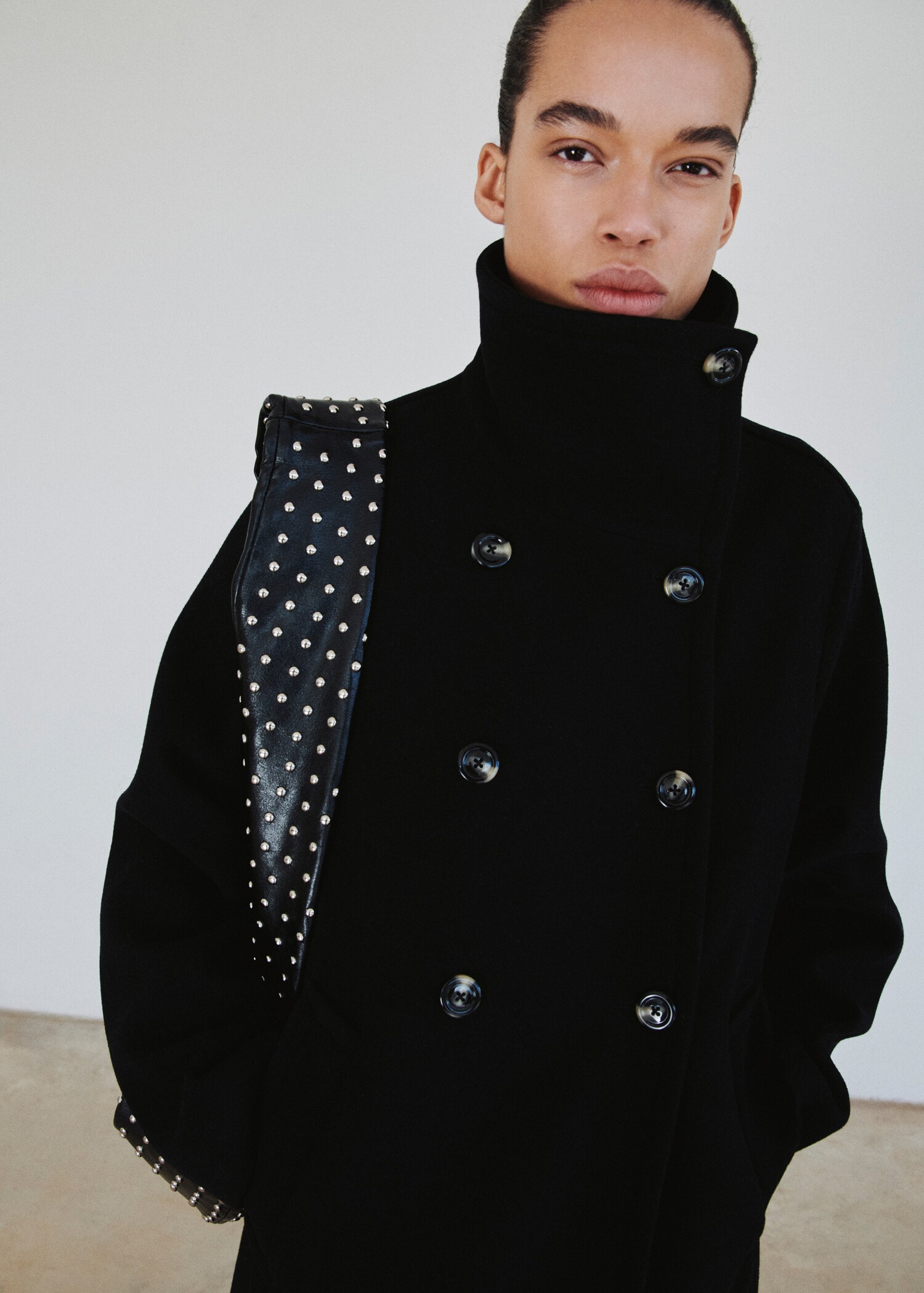 حقيبة كتف بيضاوية مزينة بالستودز - رؤية عامة