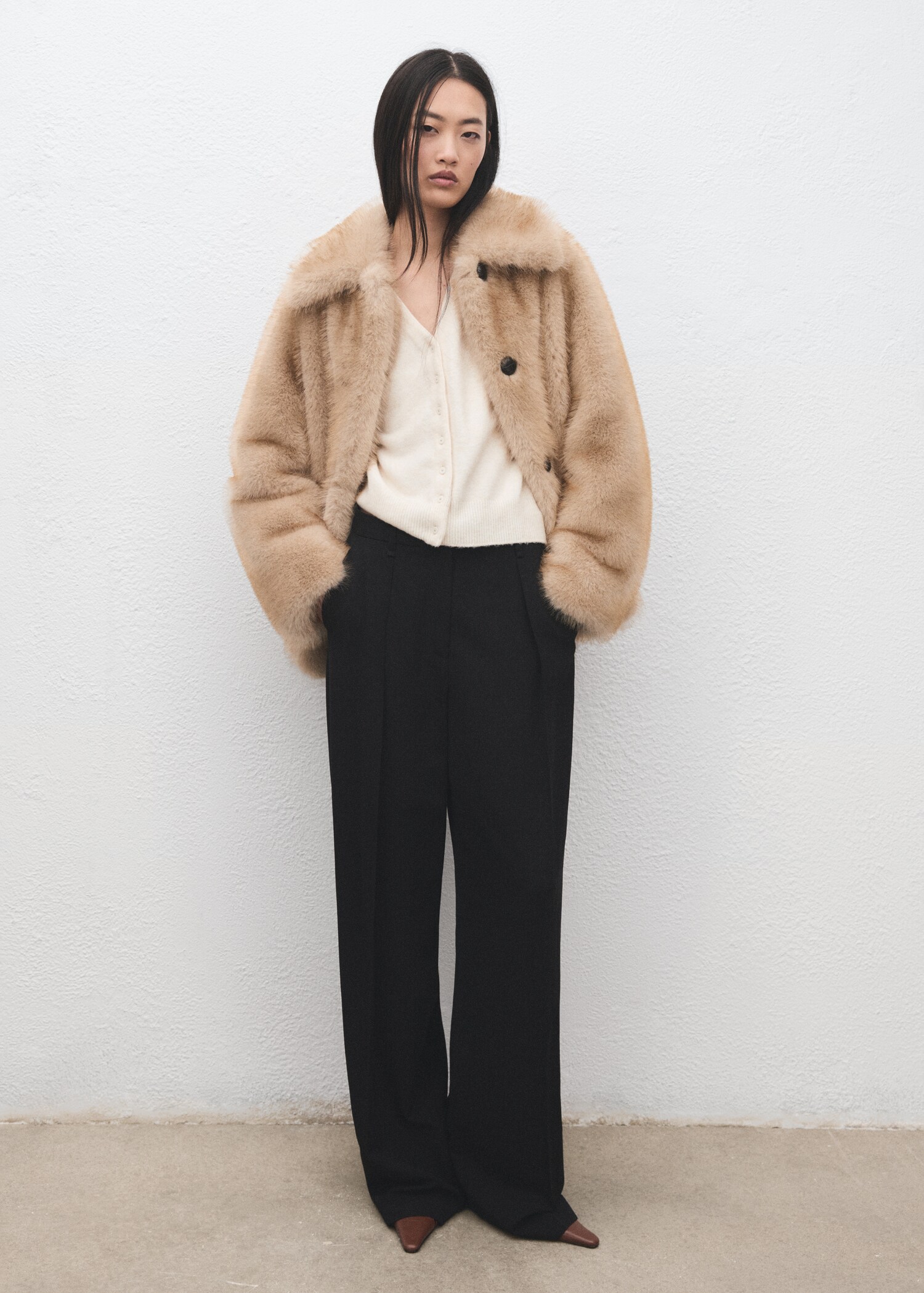 V-neck knitted cardigan - General plane