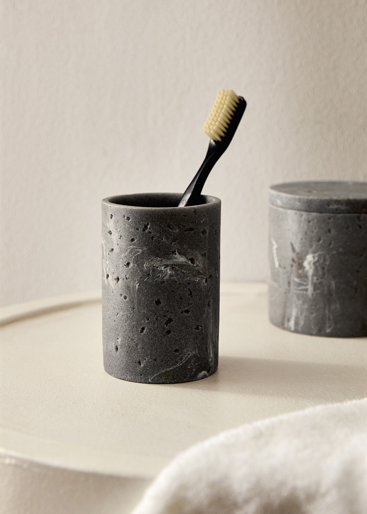 Travertine-effect resin bathroom tumbler - General plane