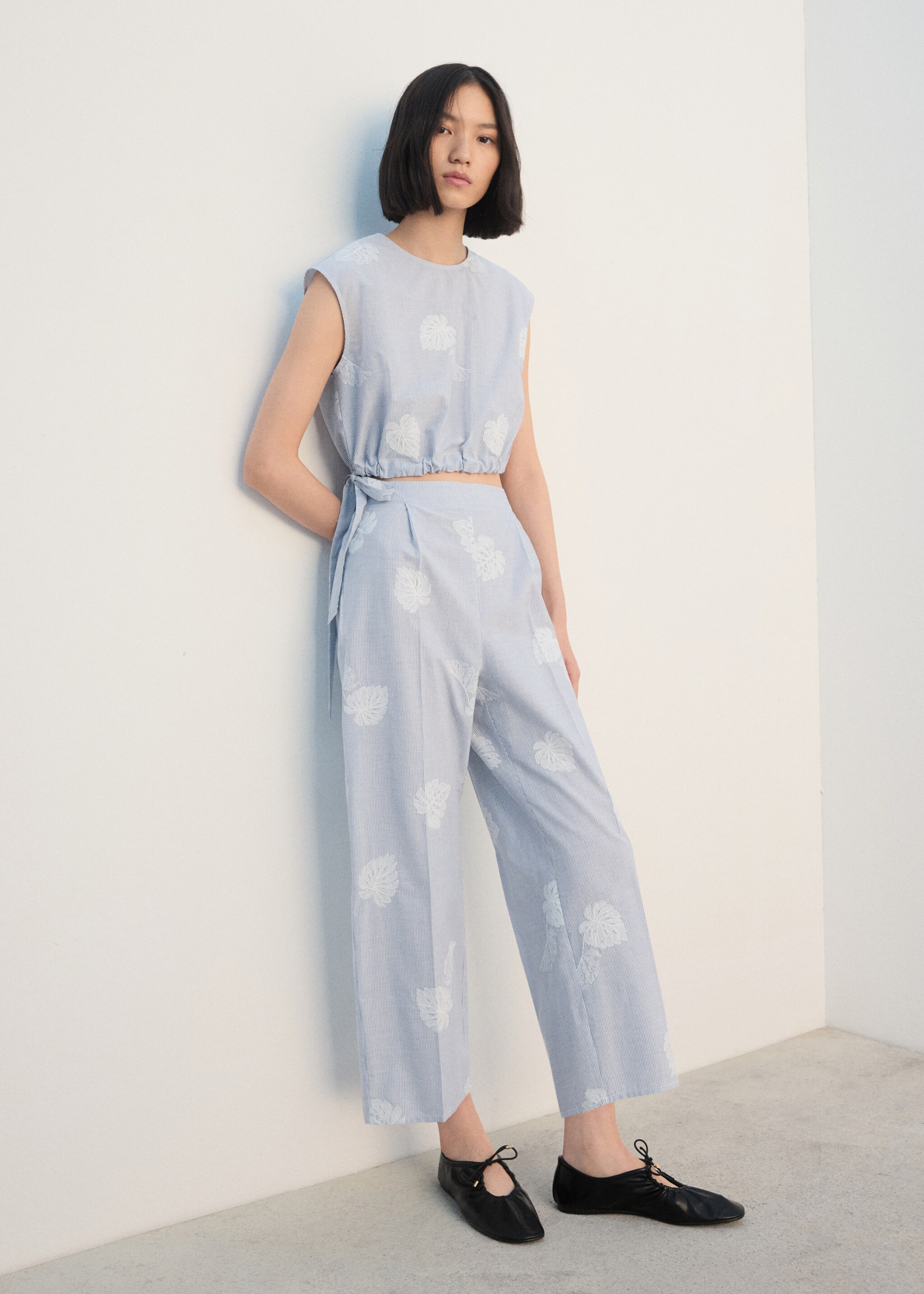 Gestreepte geborduurde broek - Overzichtstekening, Blauw. Ref: 27092545-00.