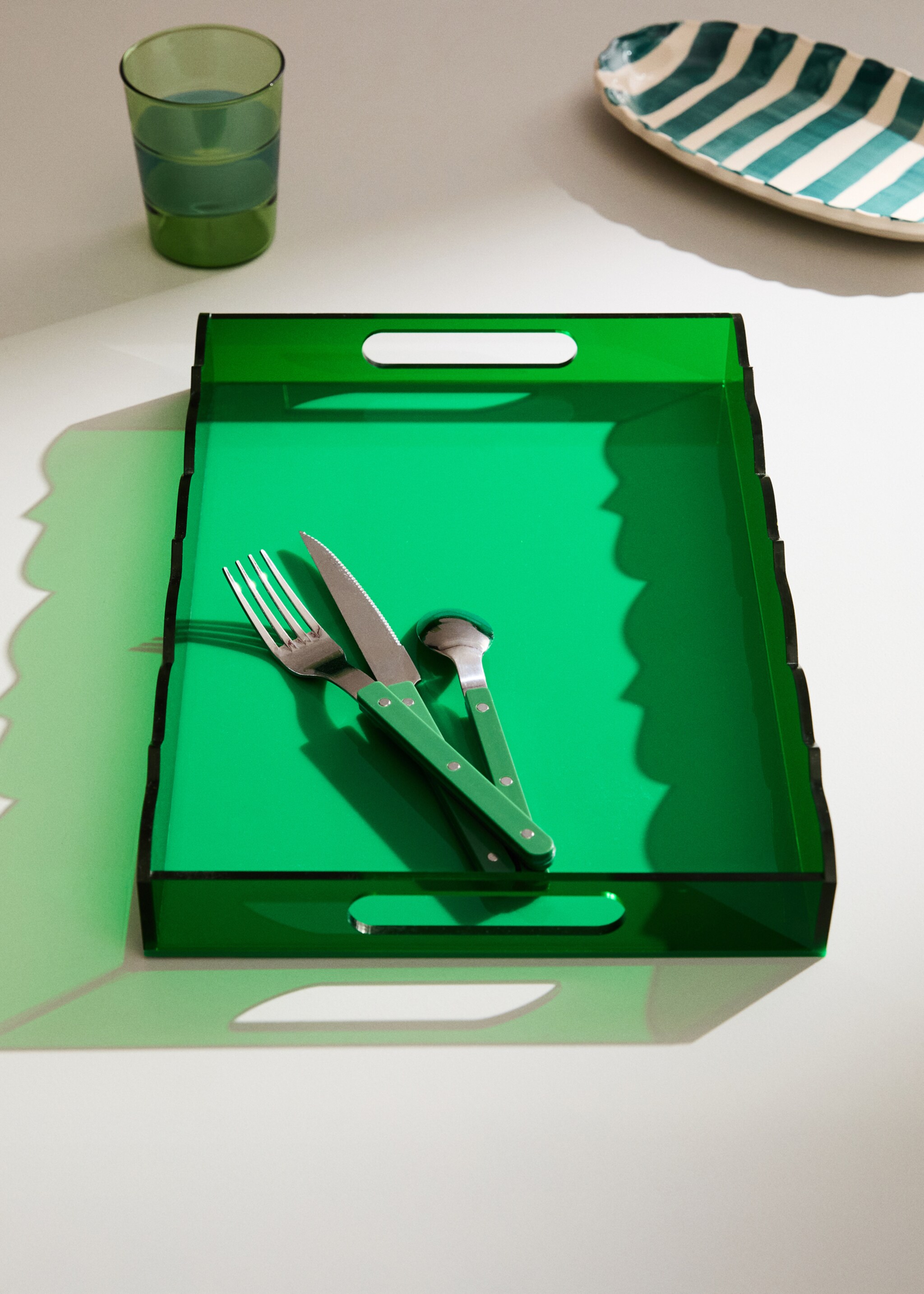 Medium wave acrylic tray in colour - General plane, Vermillion. Ref: 27092894-00.