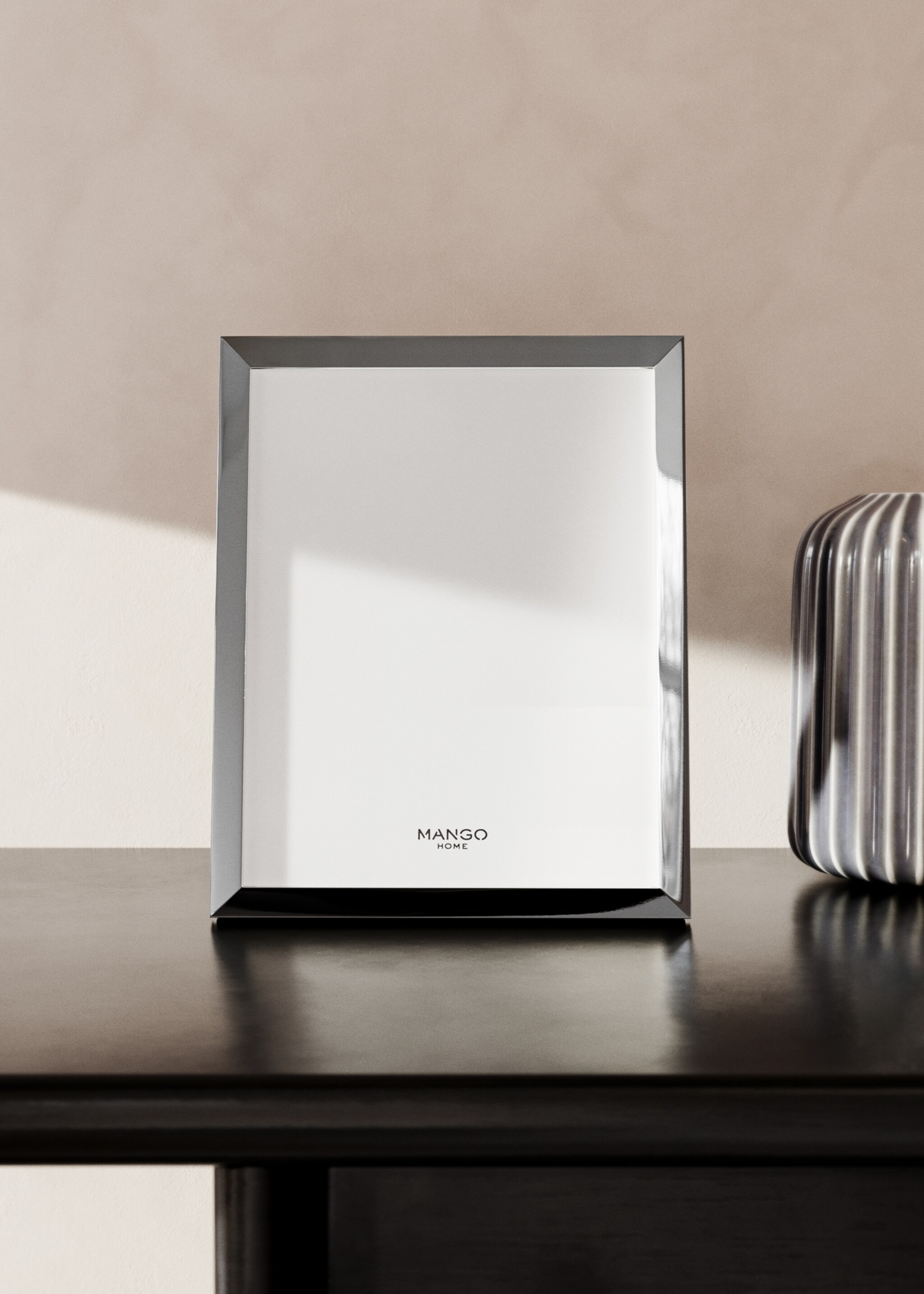 Stor fotoram i metall - Allmän bild, Silverfärgad. Ref: 27092895-00.