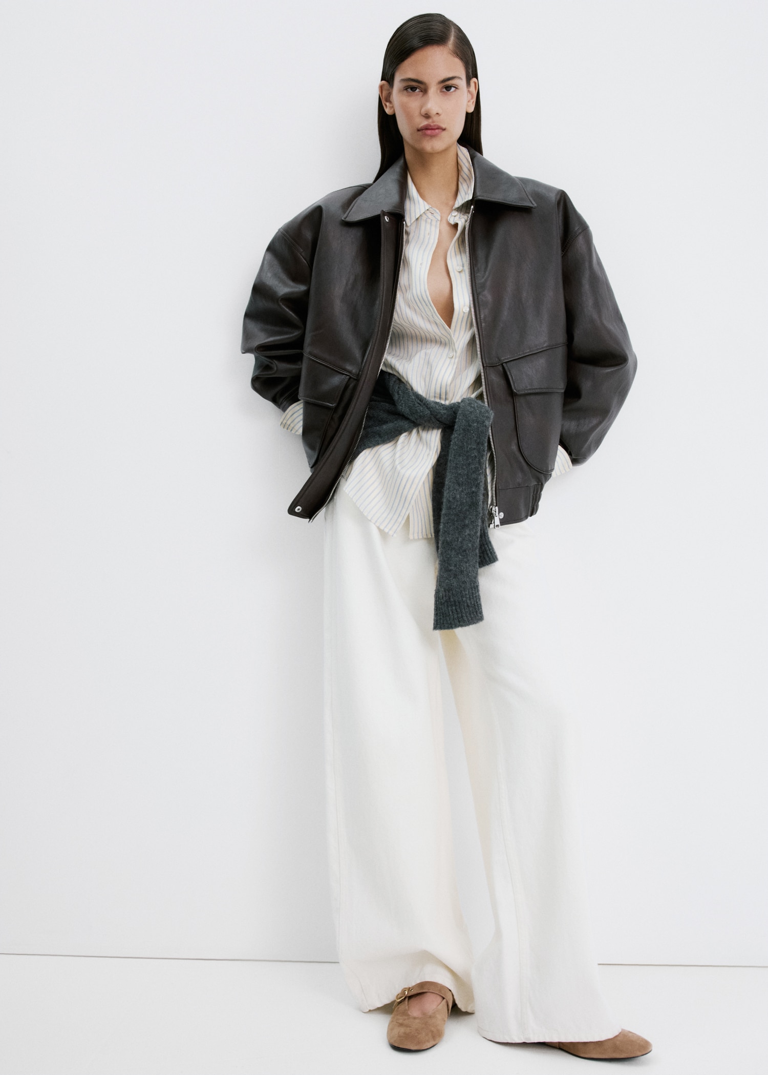 Bailarina piel ante - Plano general