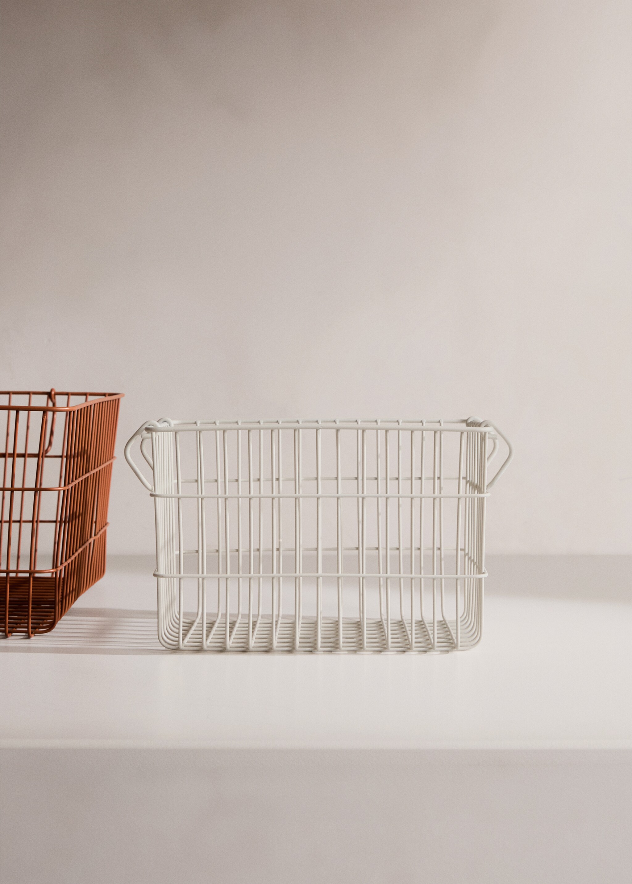 Μικρό μεταλλικό καλάθι με χερούλια - Γενικό πλάνο, Υπόλευκο. Ref: 27092932-00.