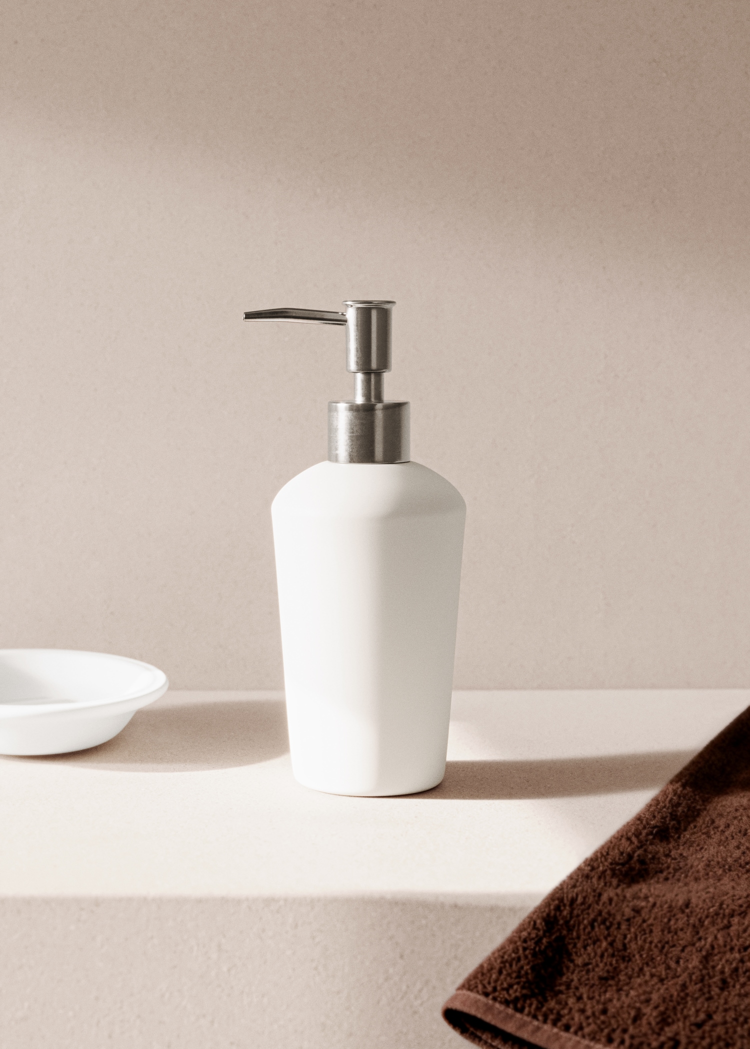 Ceramic soap dispenser - General plane
