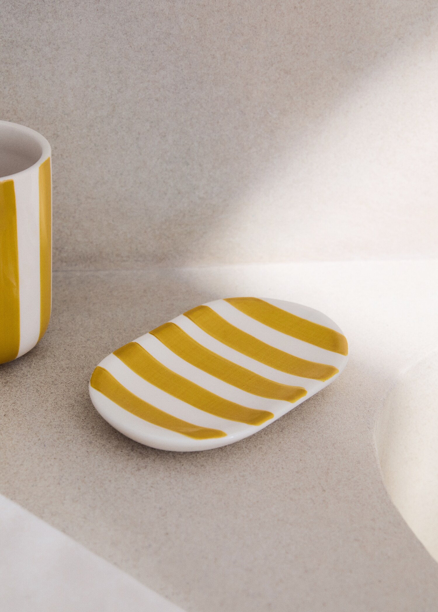 Painted striped ceramic soap dish - General plane