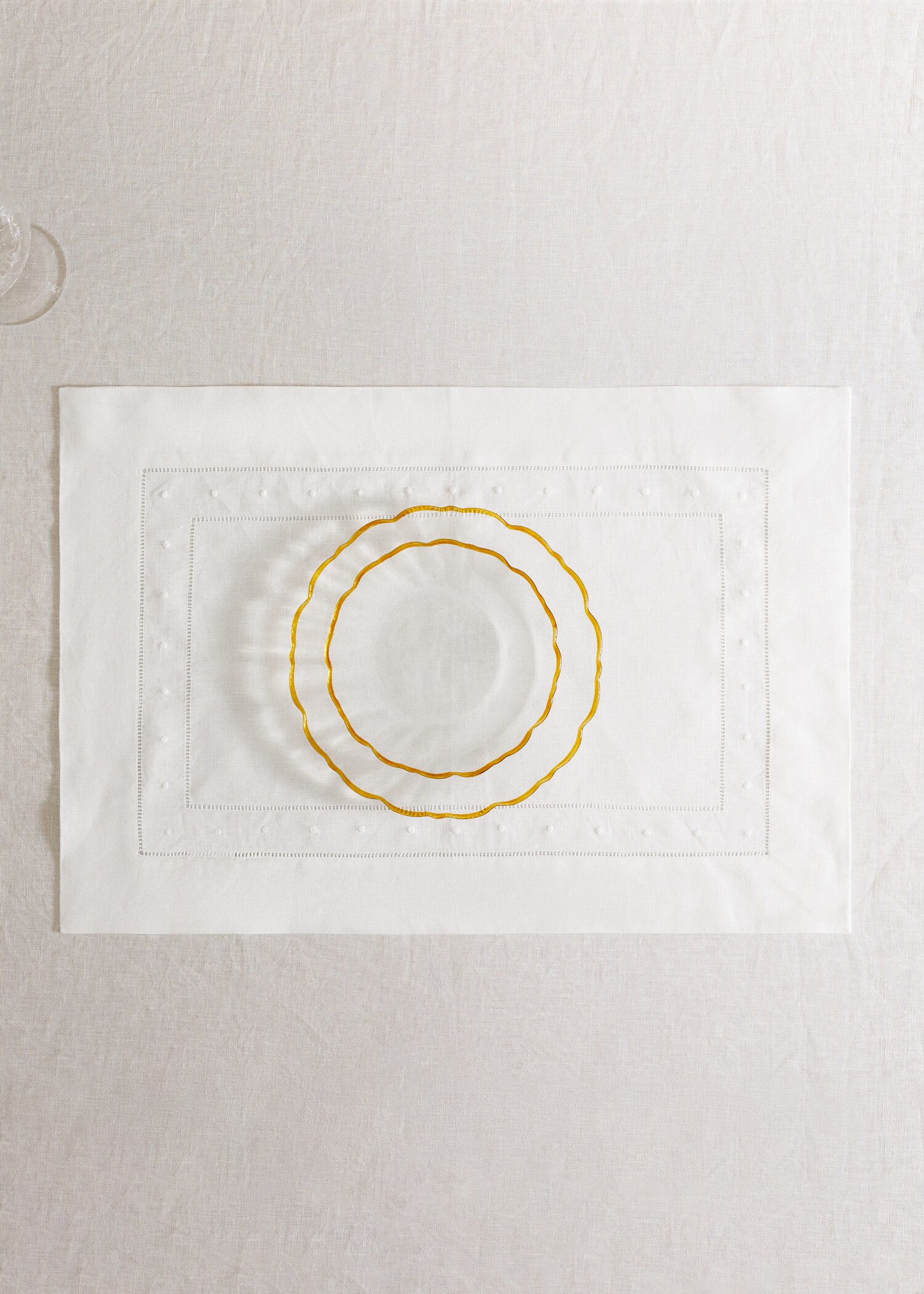 Embroidered dot table mat - General plane