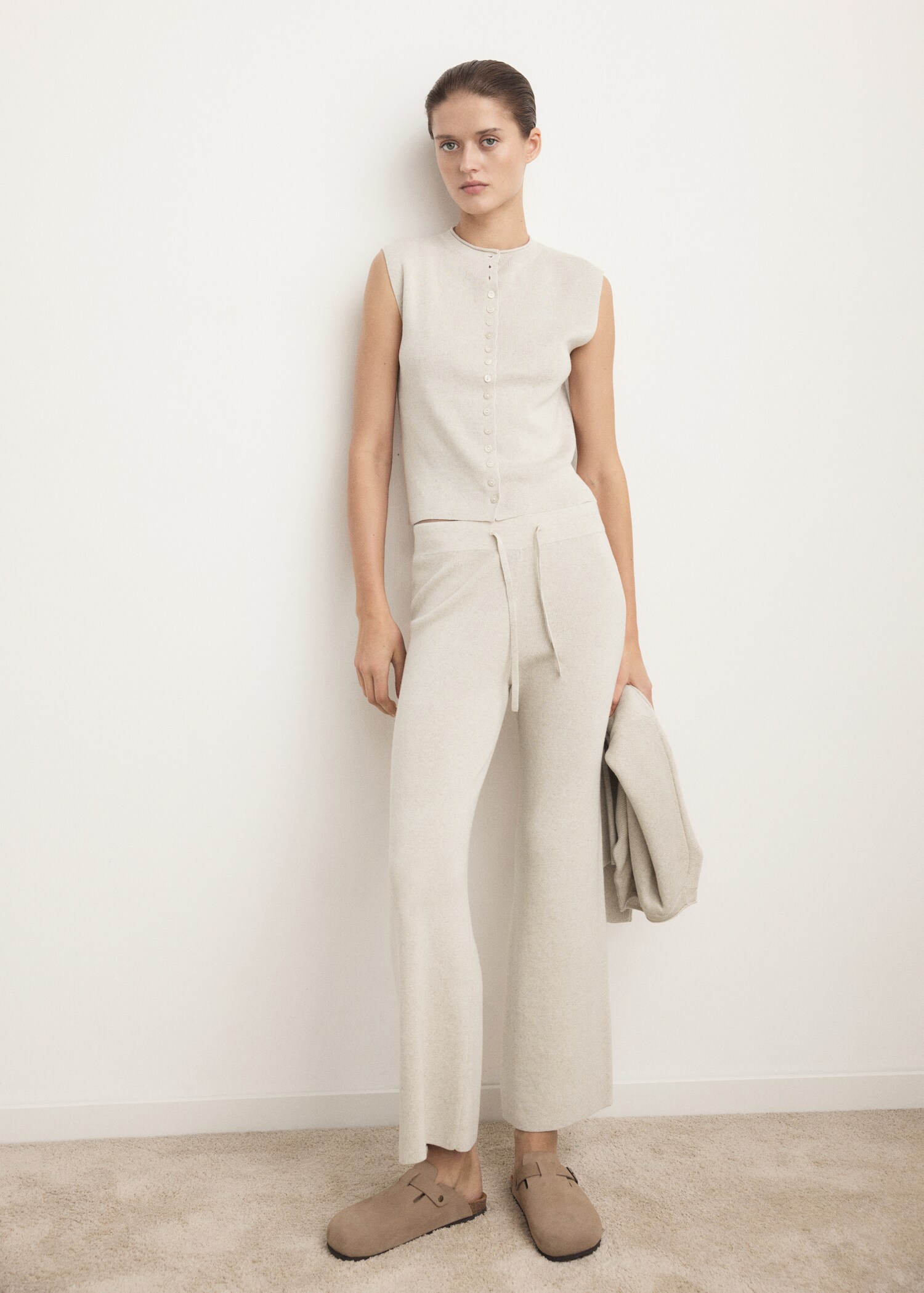 Cotton linen knitted gilet with buttons - General plane