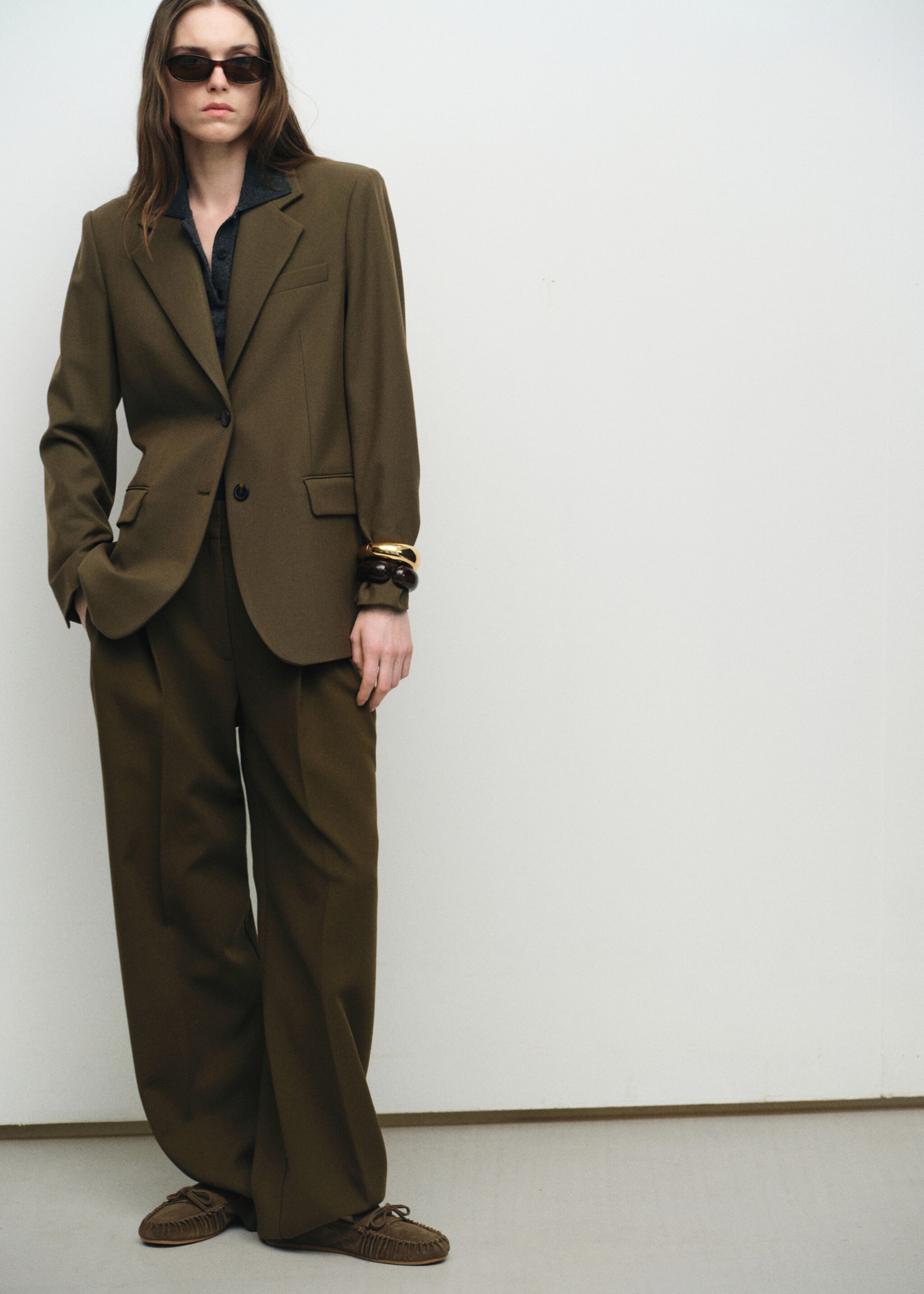 Mokassins aus Rauleder mit Raffdetails - Allgemeine Ansicht, Sandfarben. Ref: 27094045-00.