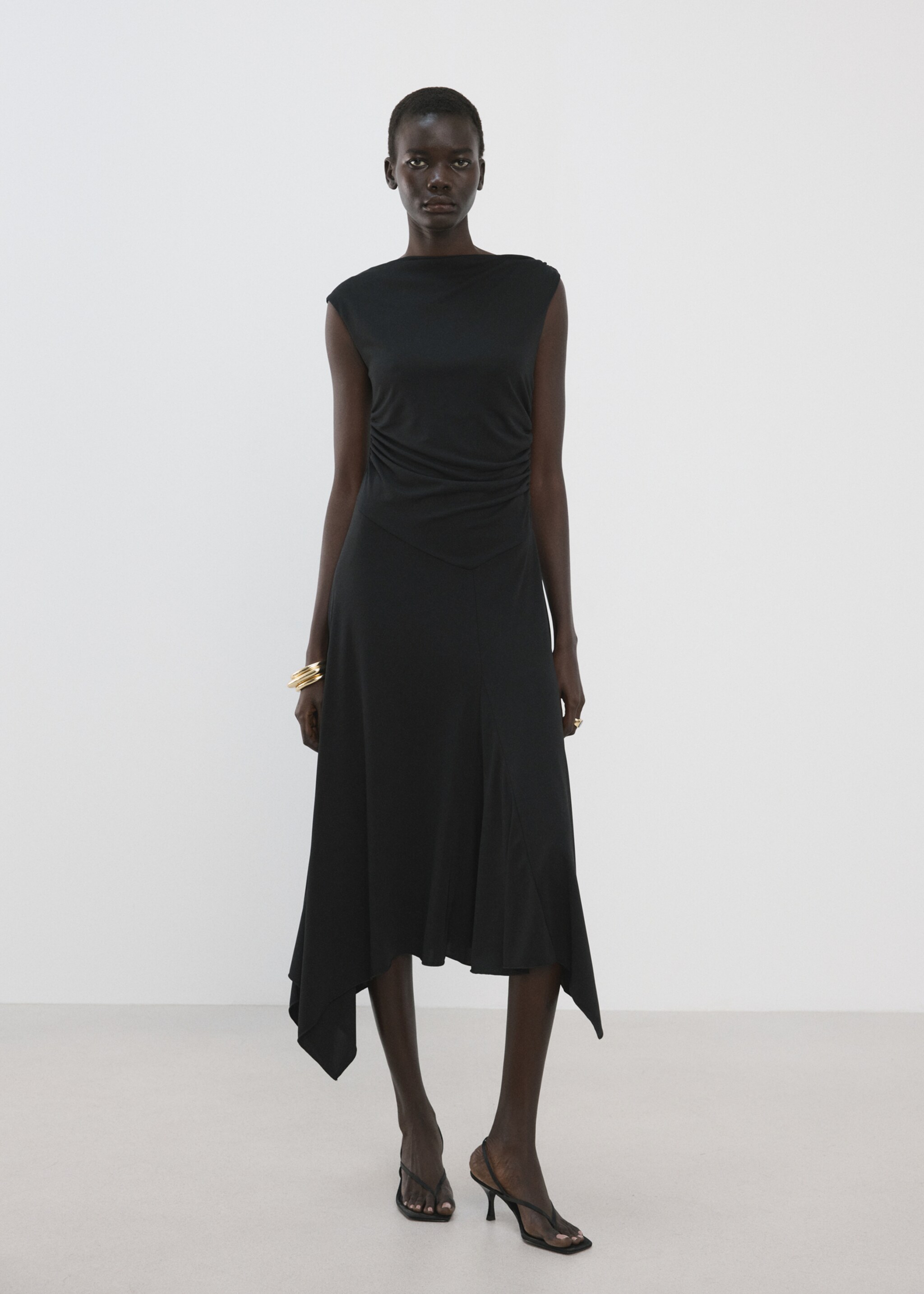 Asymmetrisk A-linjeformad klänning - Allmän bild, Svart. Ref: 27094099-00.