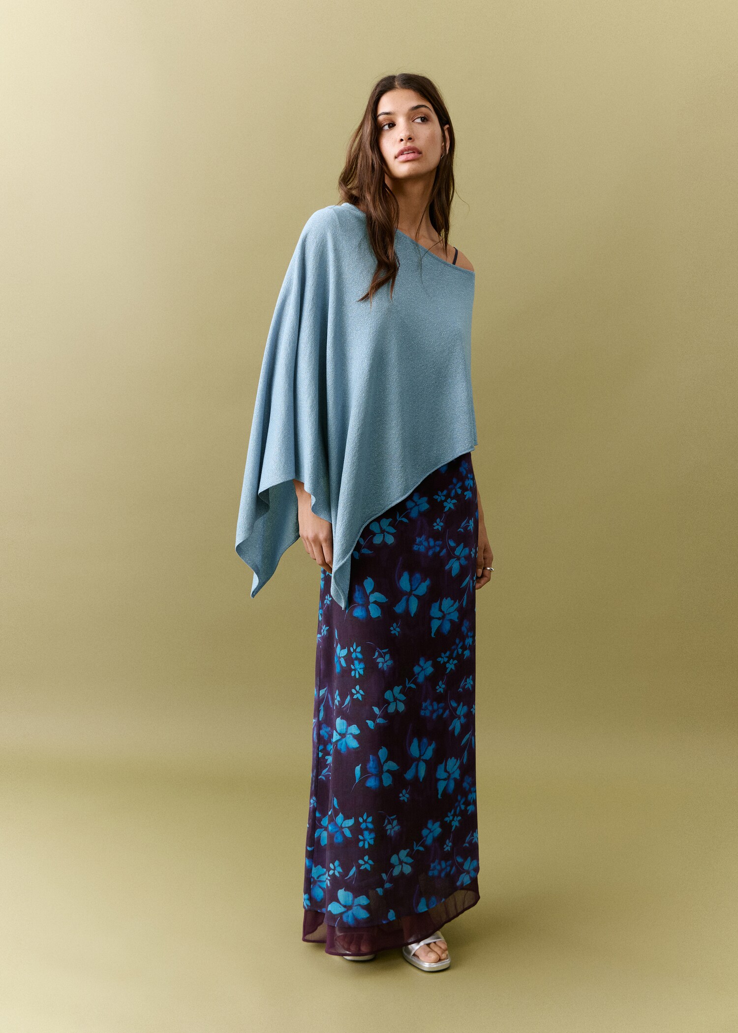 Asymmetrical knitted cape - General plane