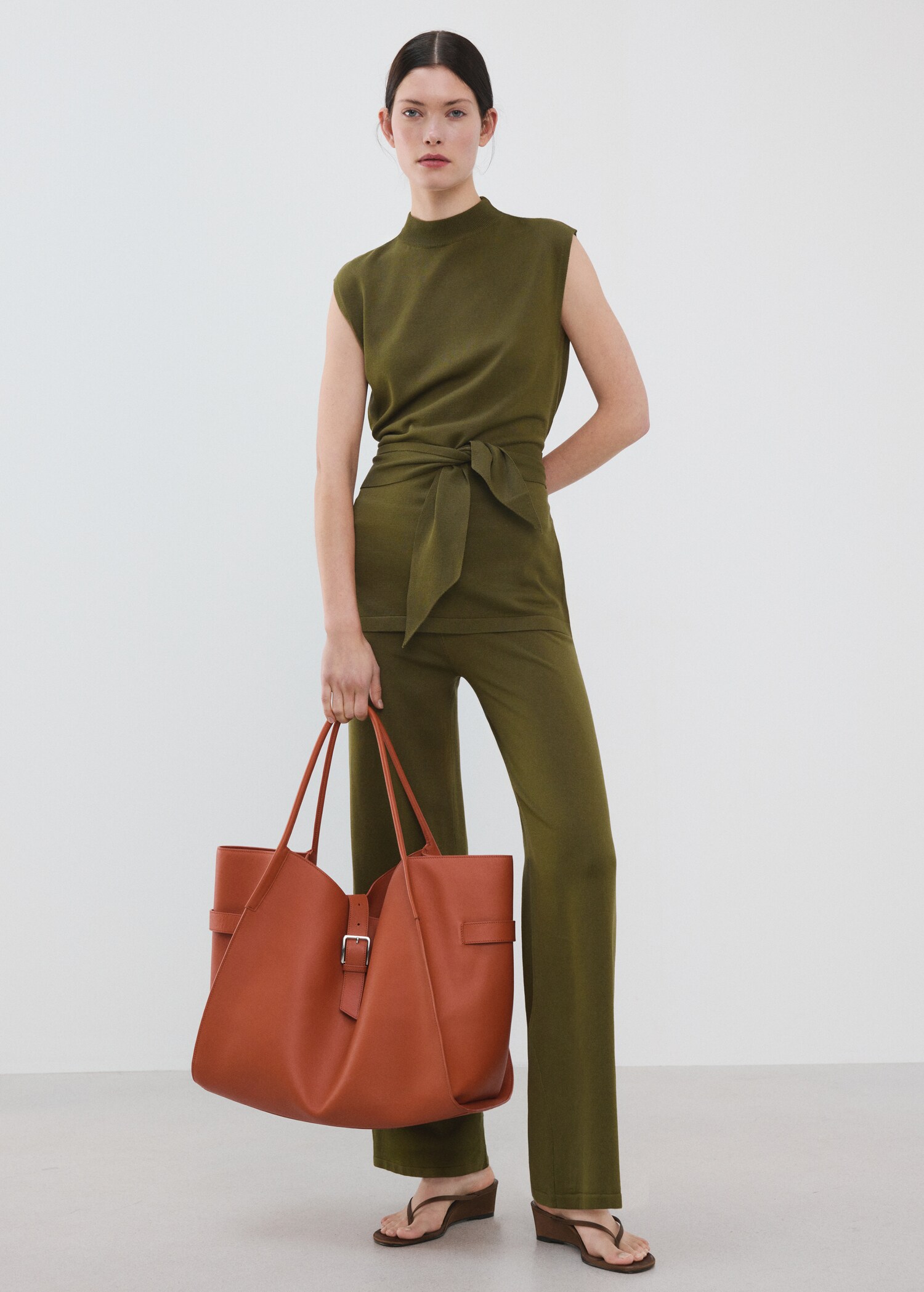 Belted knitted waistcoat - General plane