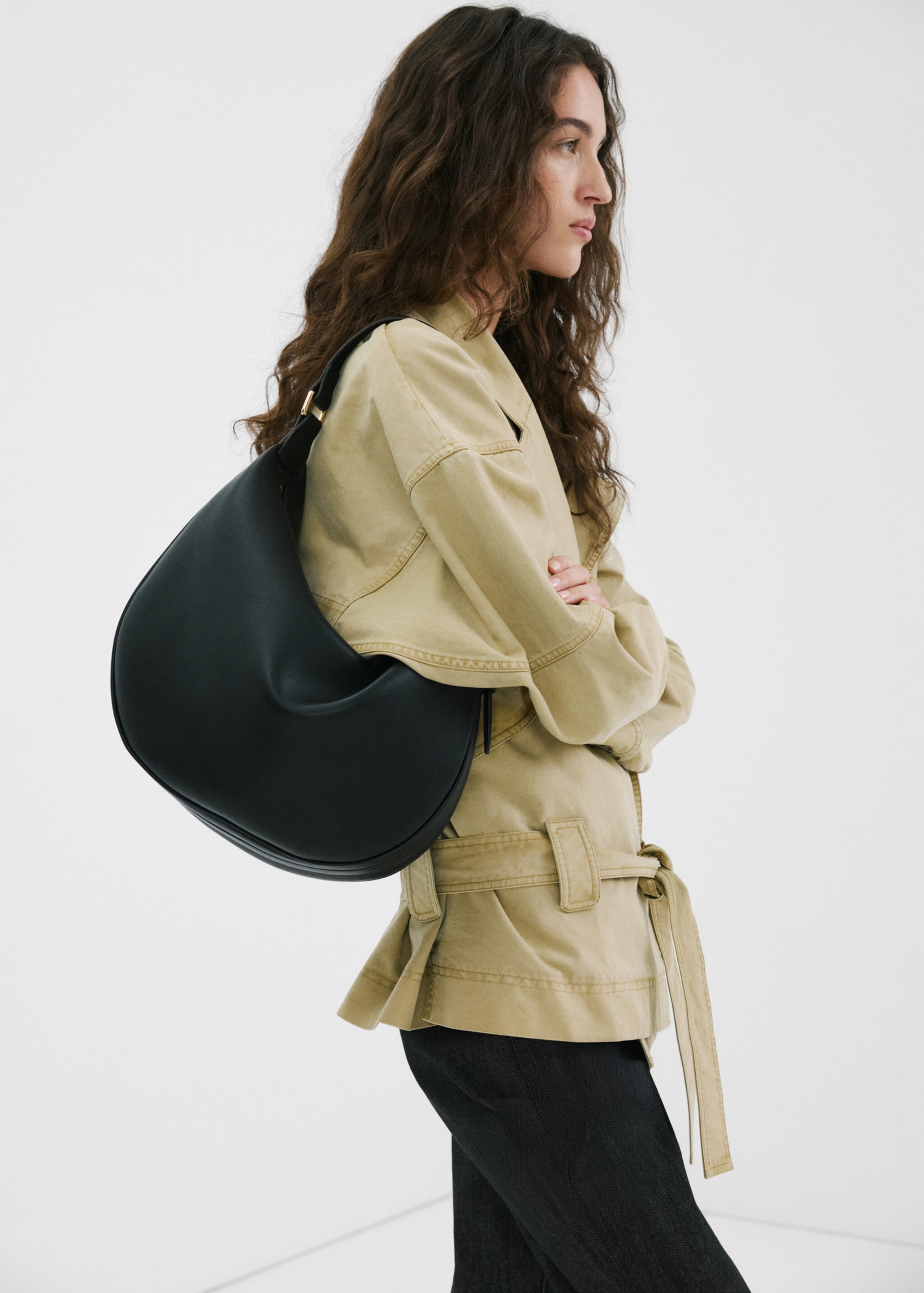 Oval shoulder bag - General plane, Black. Ref: 27095980-00.