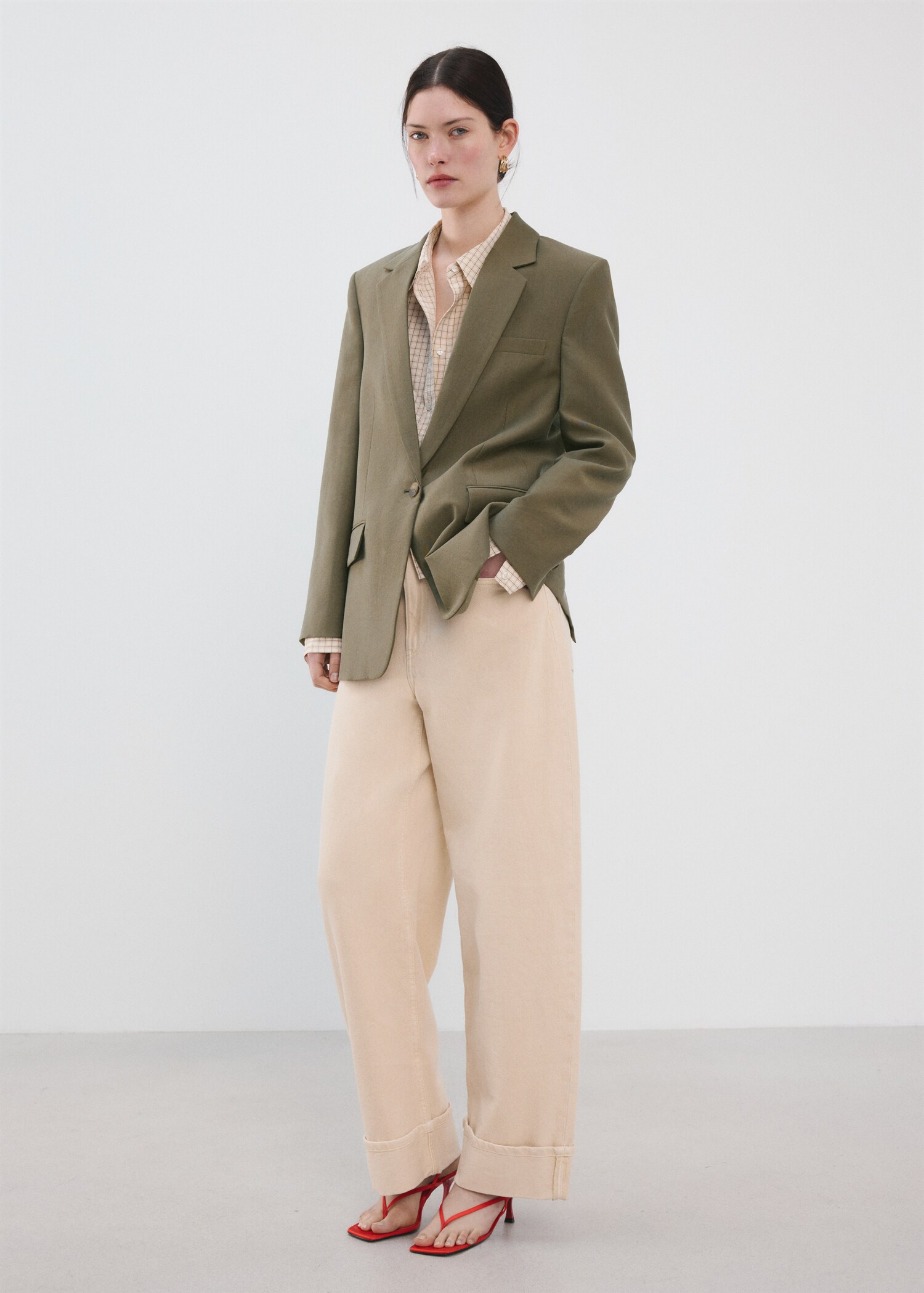 Straight suit jacket with lapel pockets - General plane