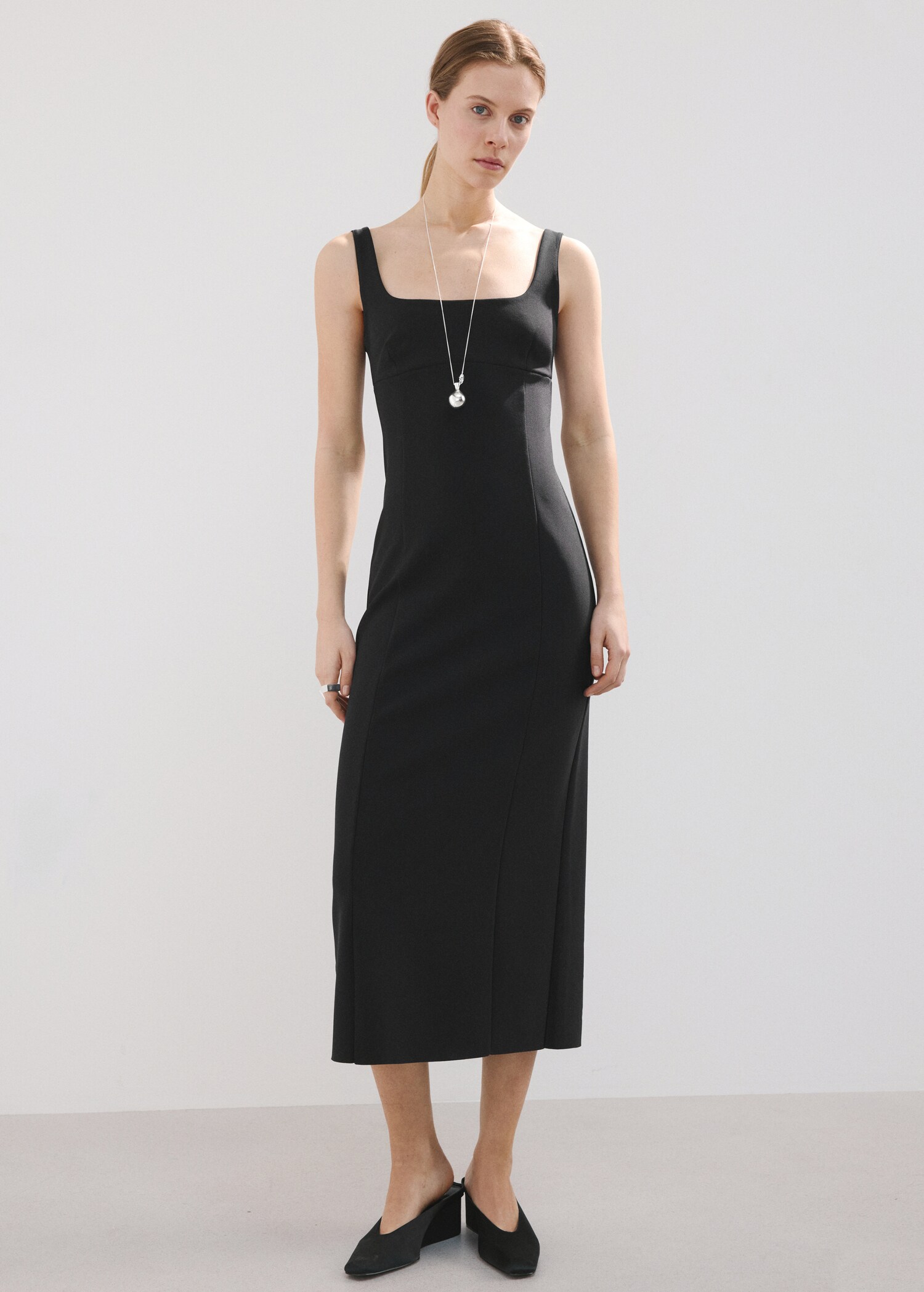 V-neckline fitted dress - General plane