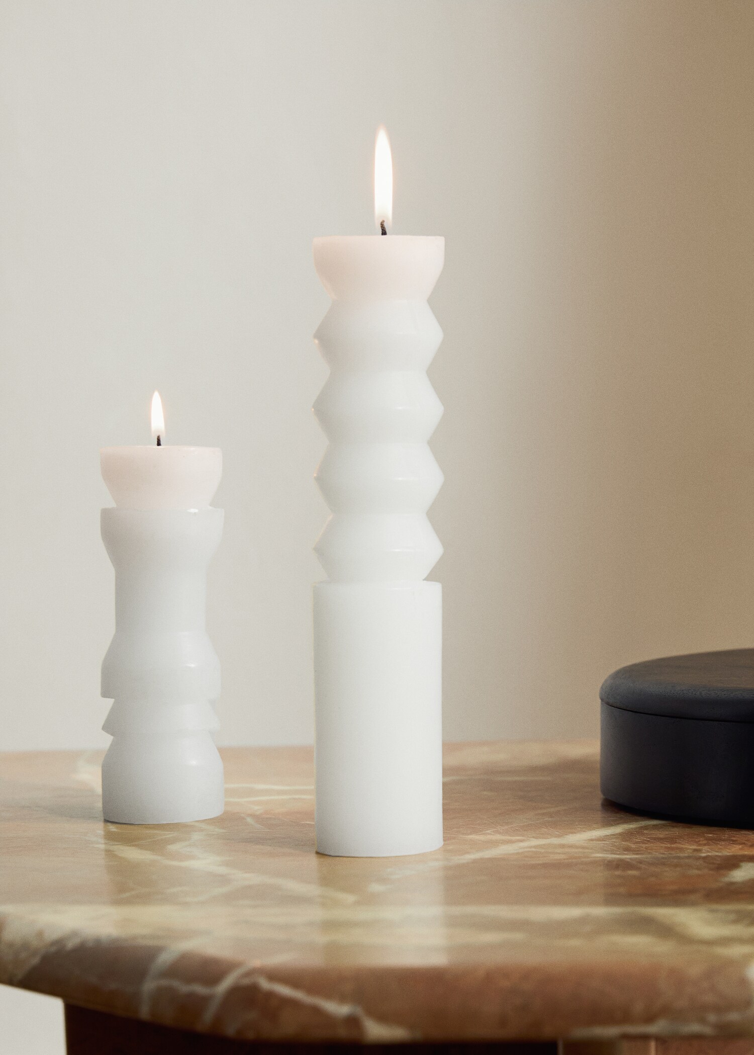 Tall sculptural candle - General plane