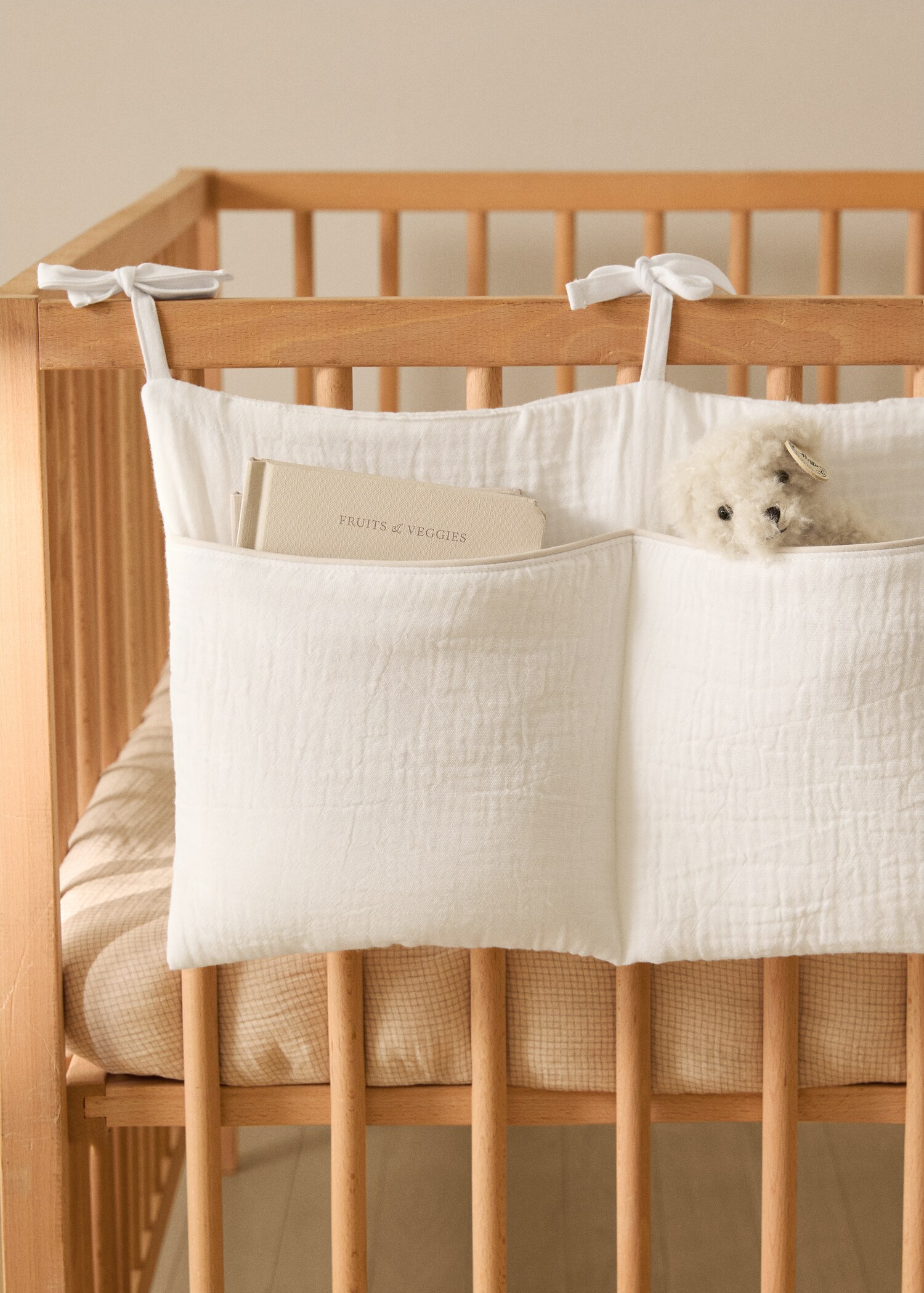 Cot organiser with piping - General plane