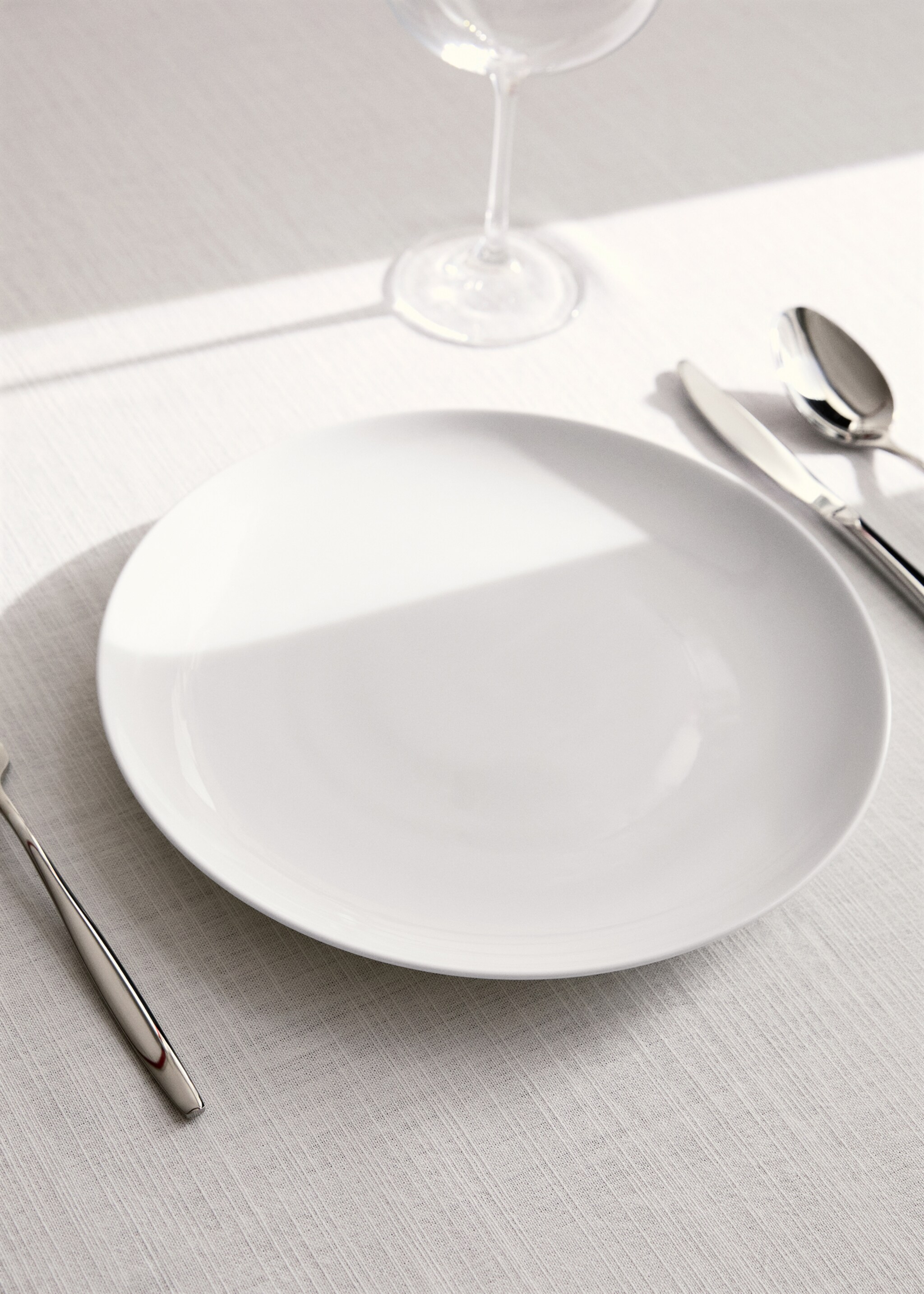 Bone china flat plate - General plane, Off White. Ref: 27192935-00.