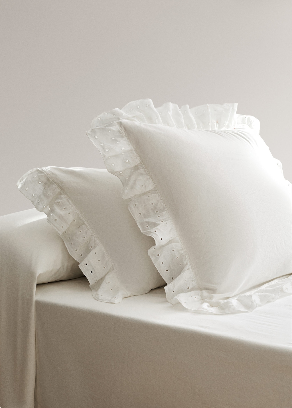 Mango Two Cotton Garment-dyed Pillowcases With Linen Ruffle 50x75 Cm Off White