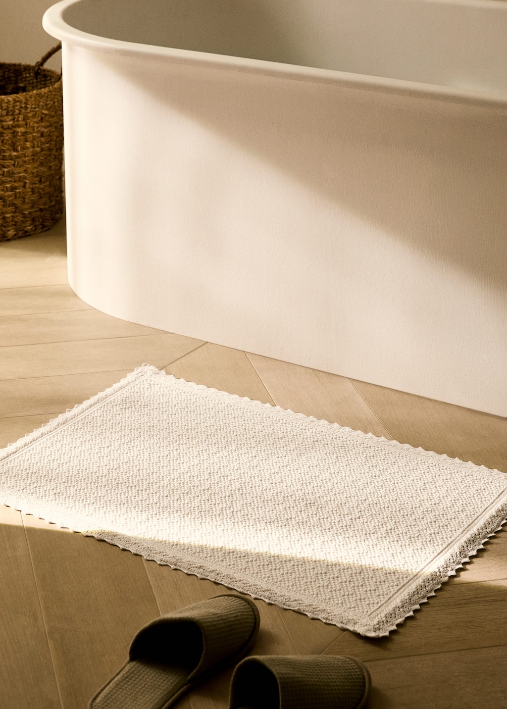 Mango Home Lace Bathroom Rug White