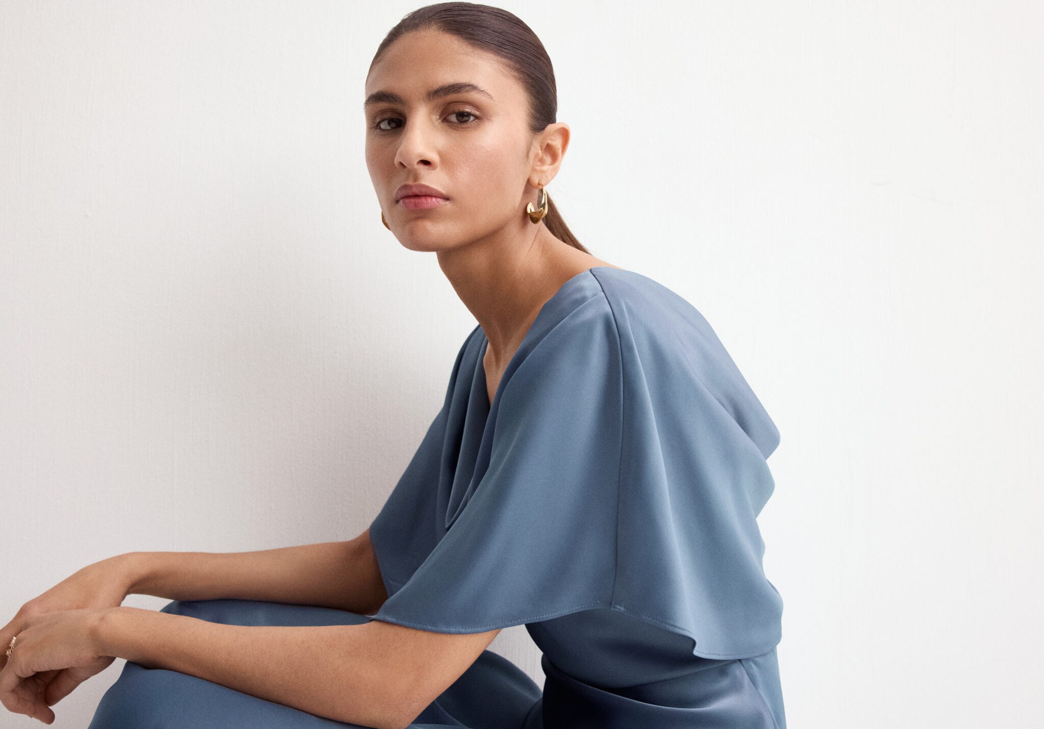 Satinklänning med draperad halsrining - Panoramabild