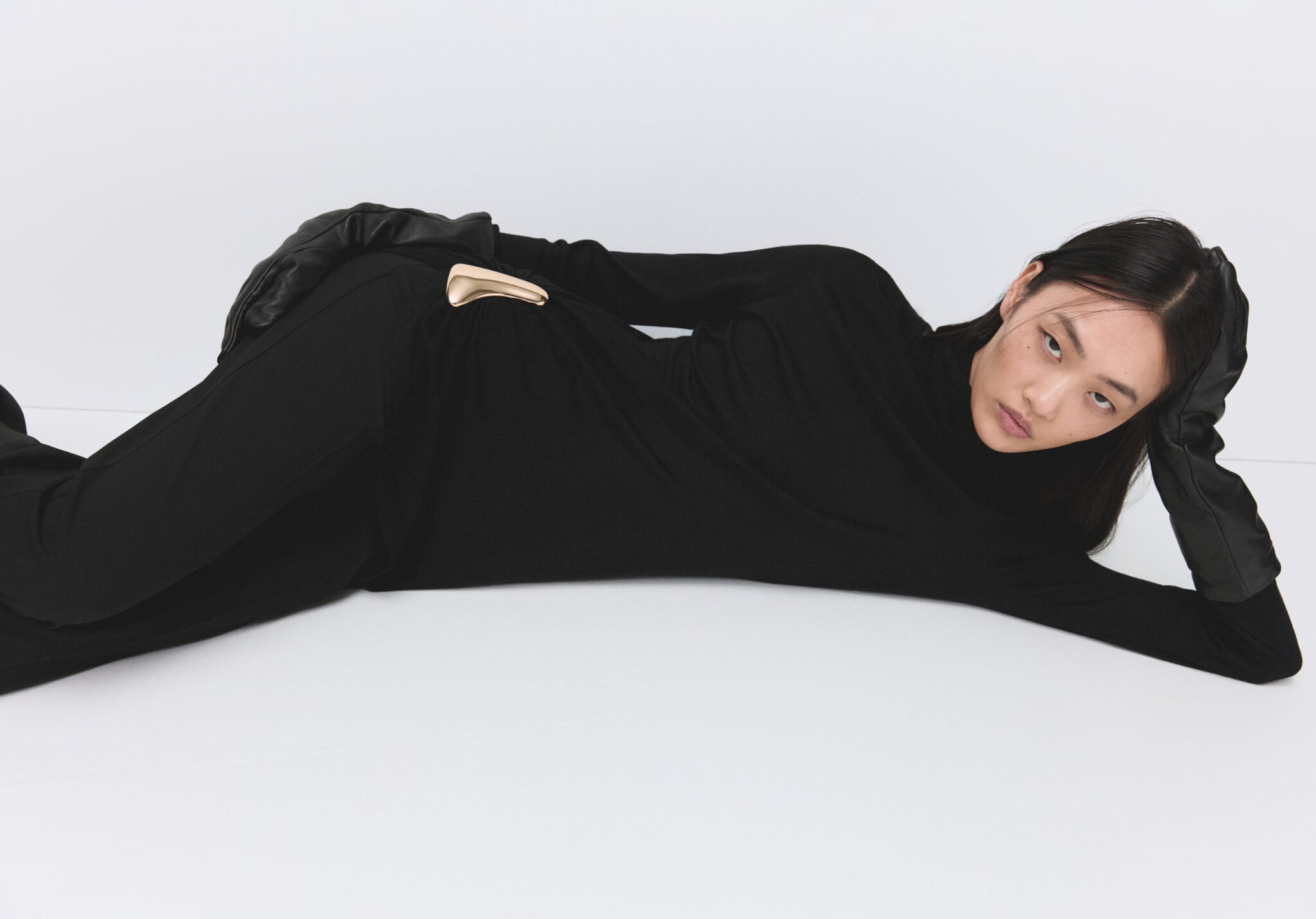 Turtleneck sweater with brooch - Panoramic plane