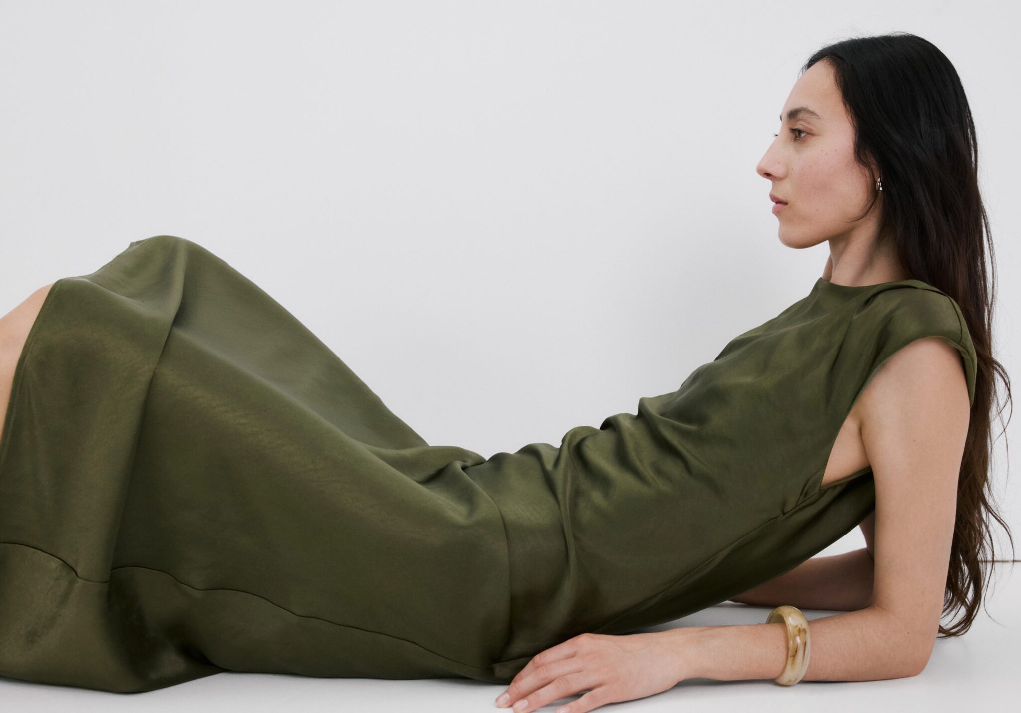 Satin dress with shoulder pads - Panoramic plane