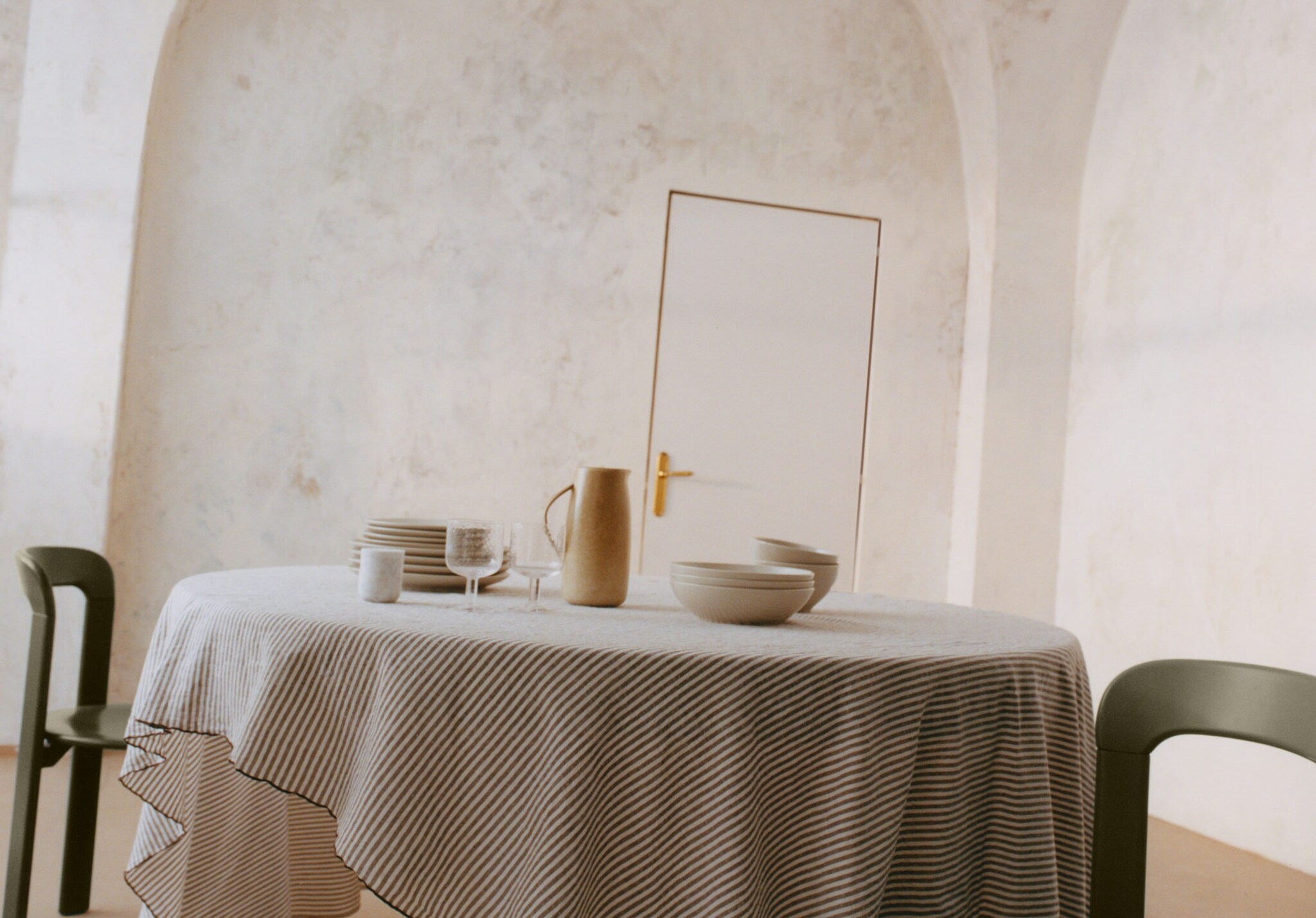 Deep stoneware plate with spots - Panoramic plane