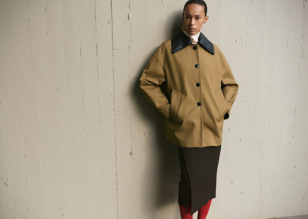 Trench coat with faux leather collar - image 3