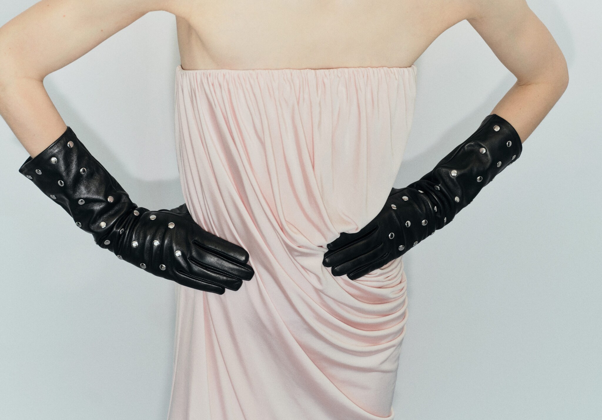 Lederhandschuhe mit Nietenbesatz - Panoramaansicht