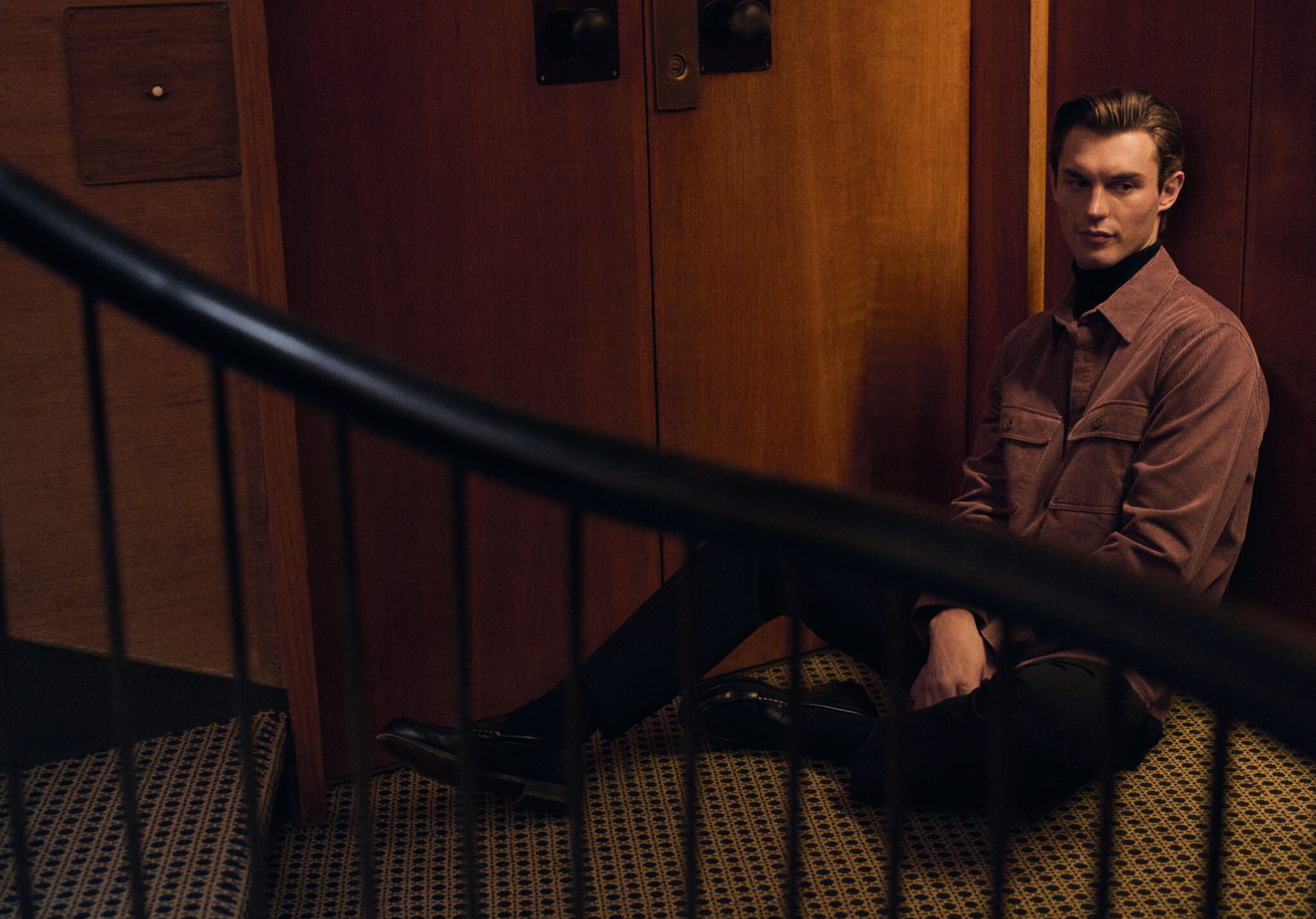 قميص من قماش مخملي بجيوب - رؤية بانورامية