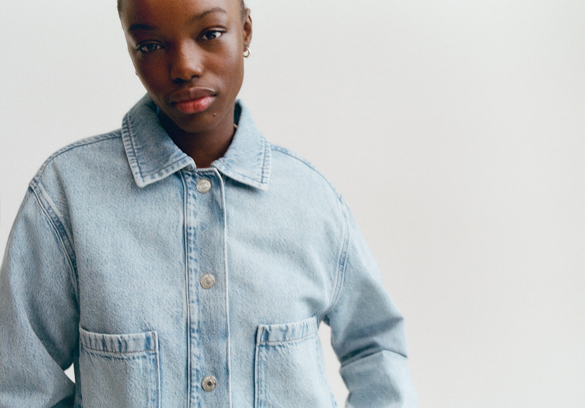 Casaco de ganga com bolsos - Plano panorâmico