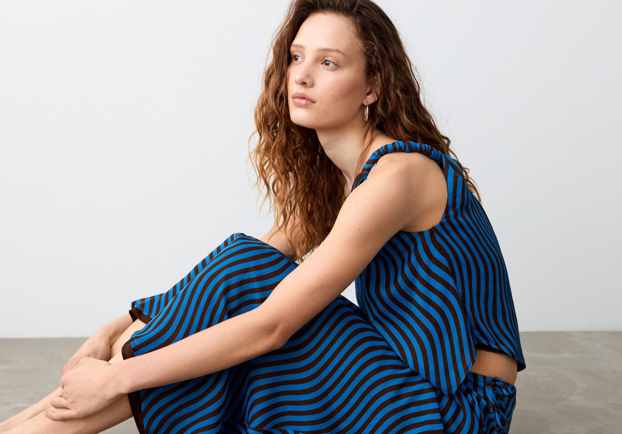 تنورة ميدي بطبعة موجات - رؤية بانورامية