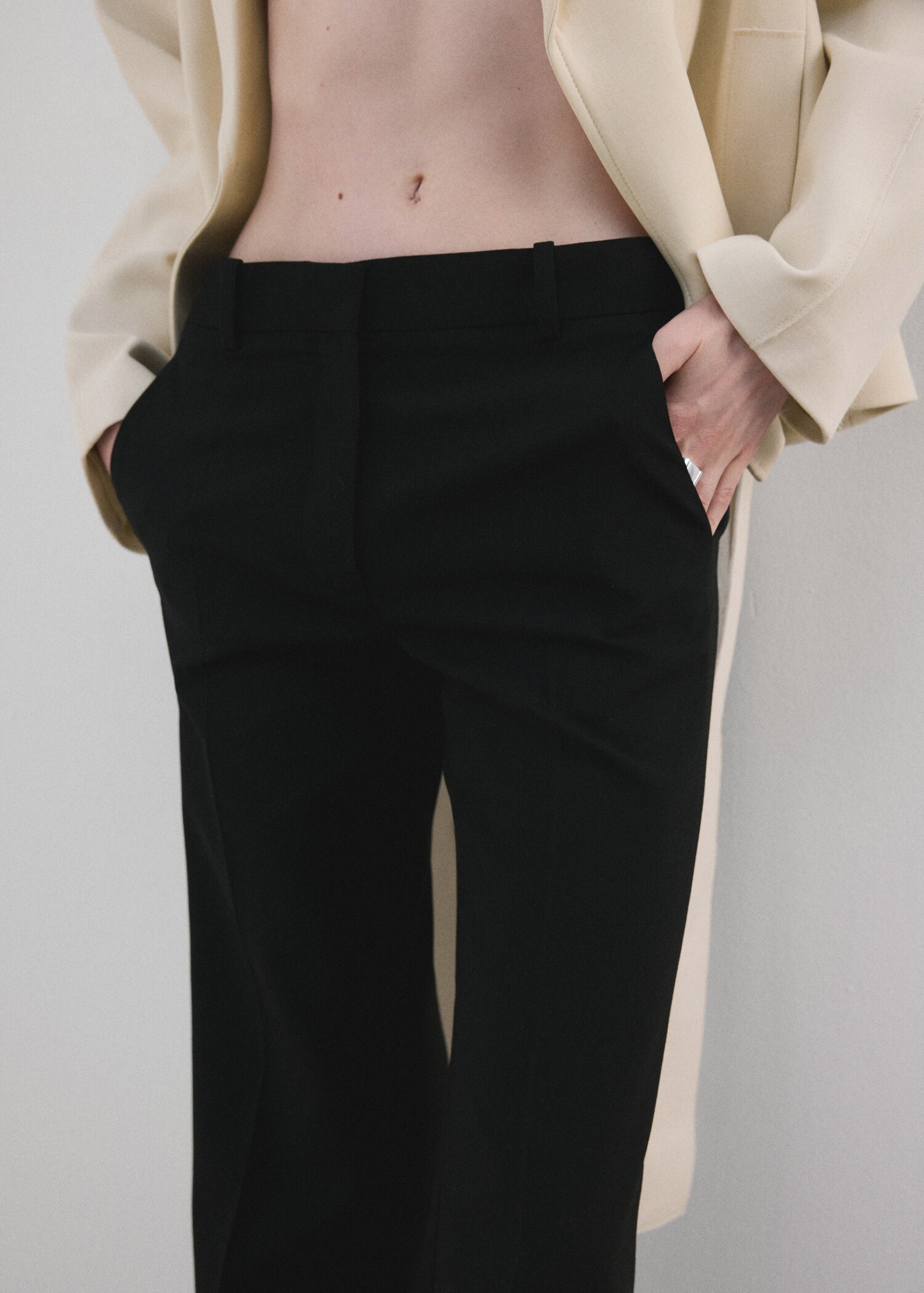 Mid-rise flare trousers - Details of the article 4