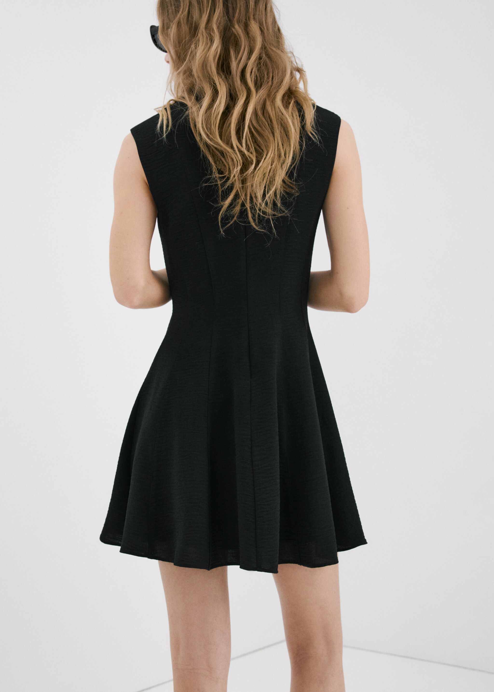 Vestido volante cuello pico - Reverso del artículo, Negro. Ref: 27005842-01.