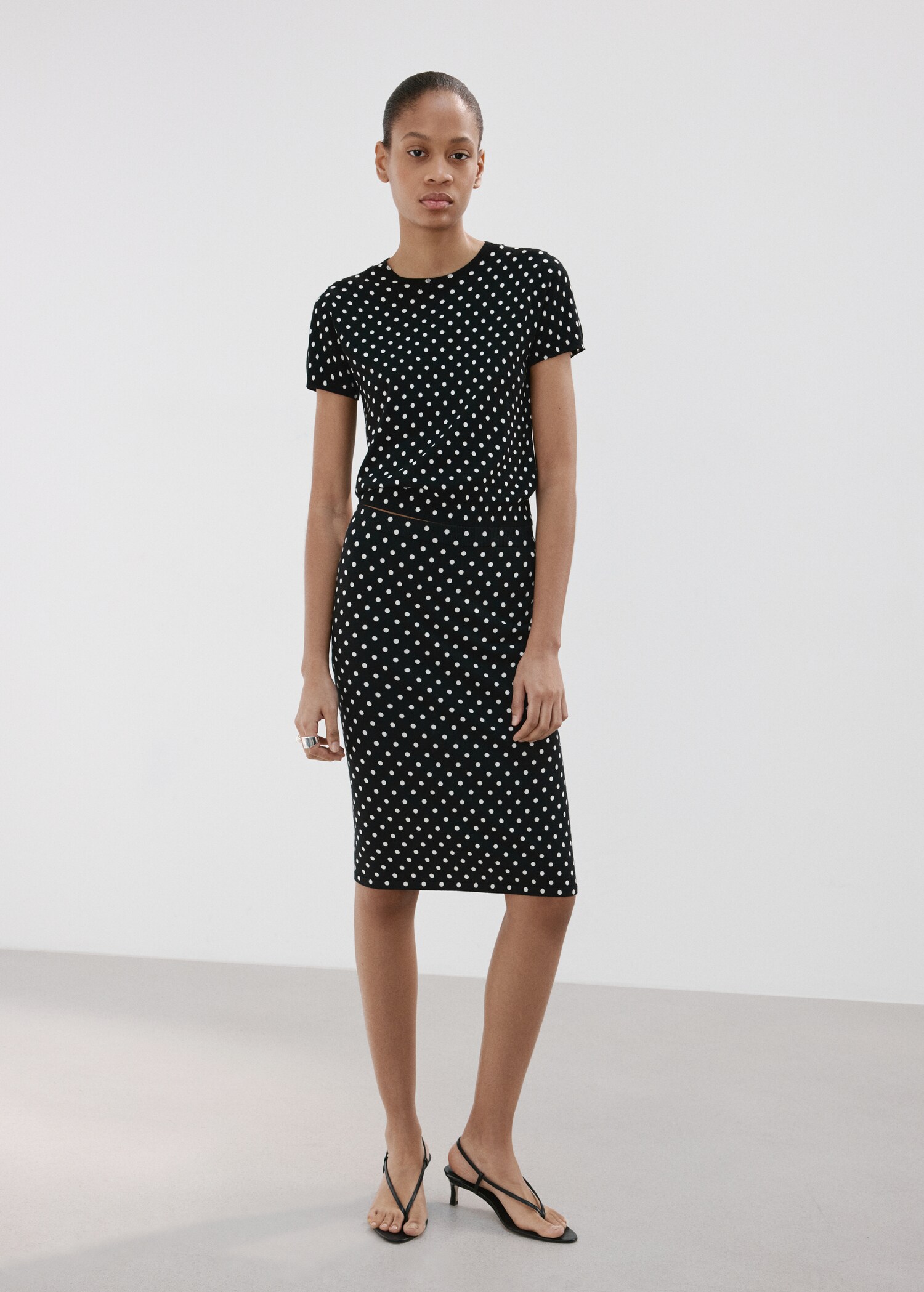 Polka-dot knitted sweater - General plane