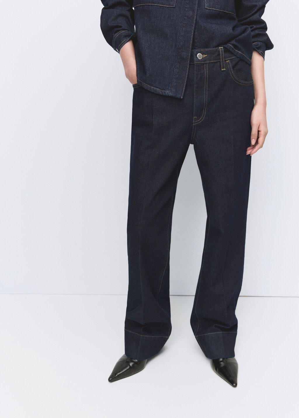 Straight-leg jeans with seam stitching