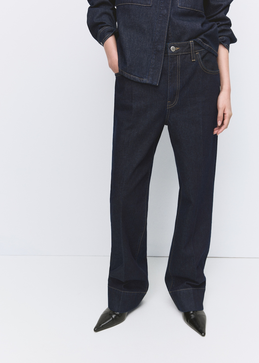 Straight-leg jeans with seam stitching