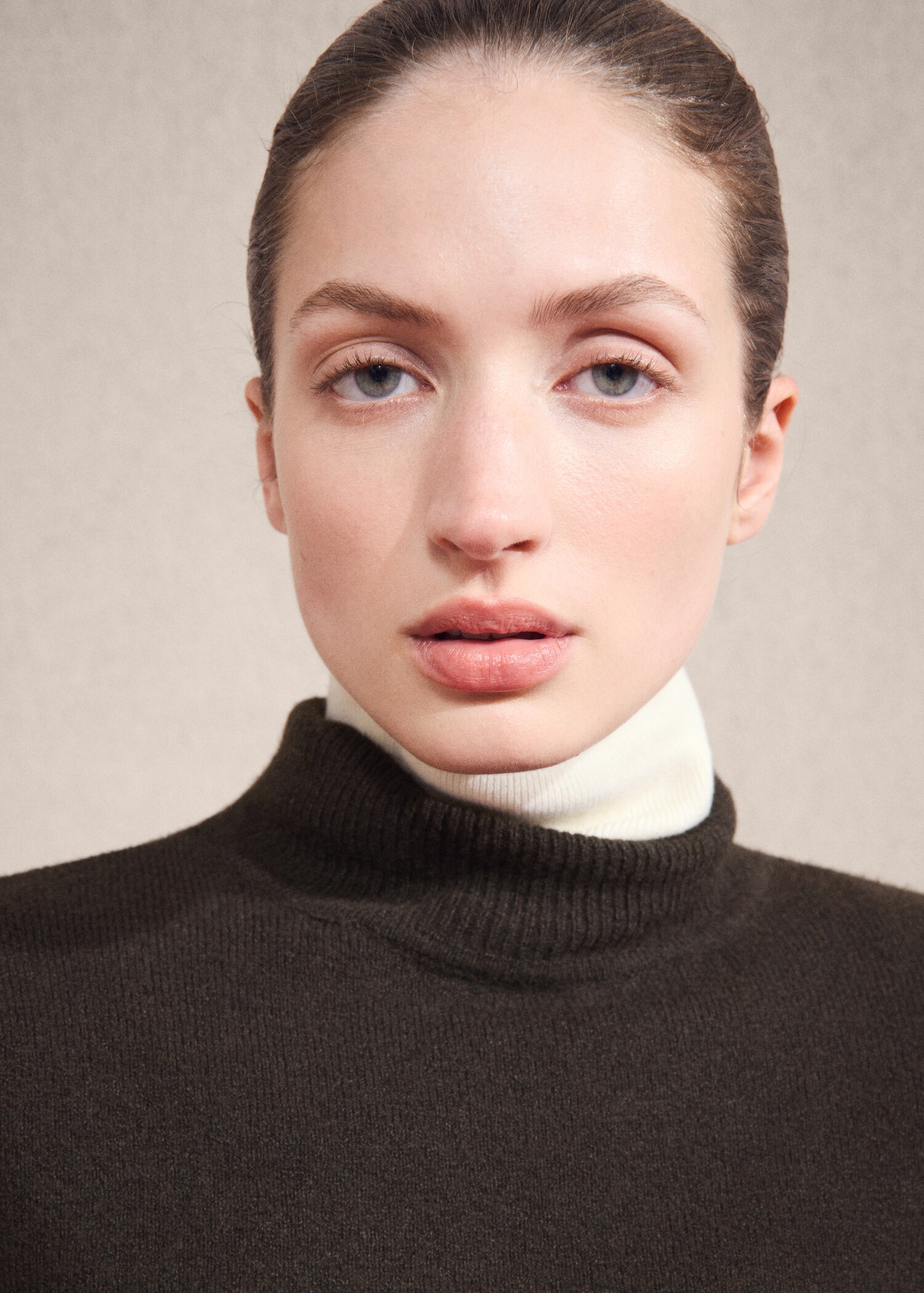 Pullover mit halbhohem Kragen und geknöpften Ärmelbündchen - Detail des Artikels 1