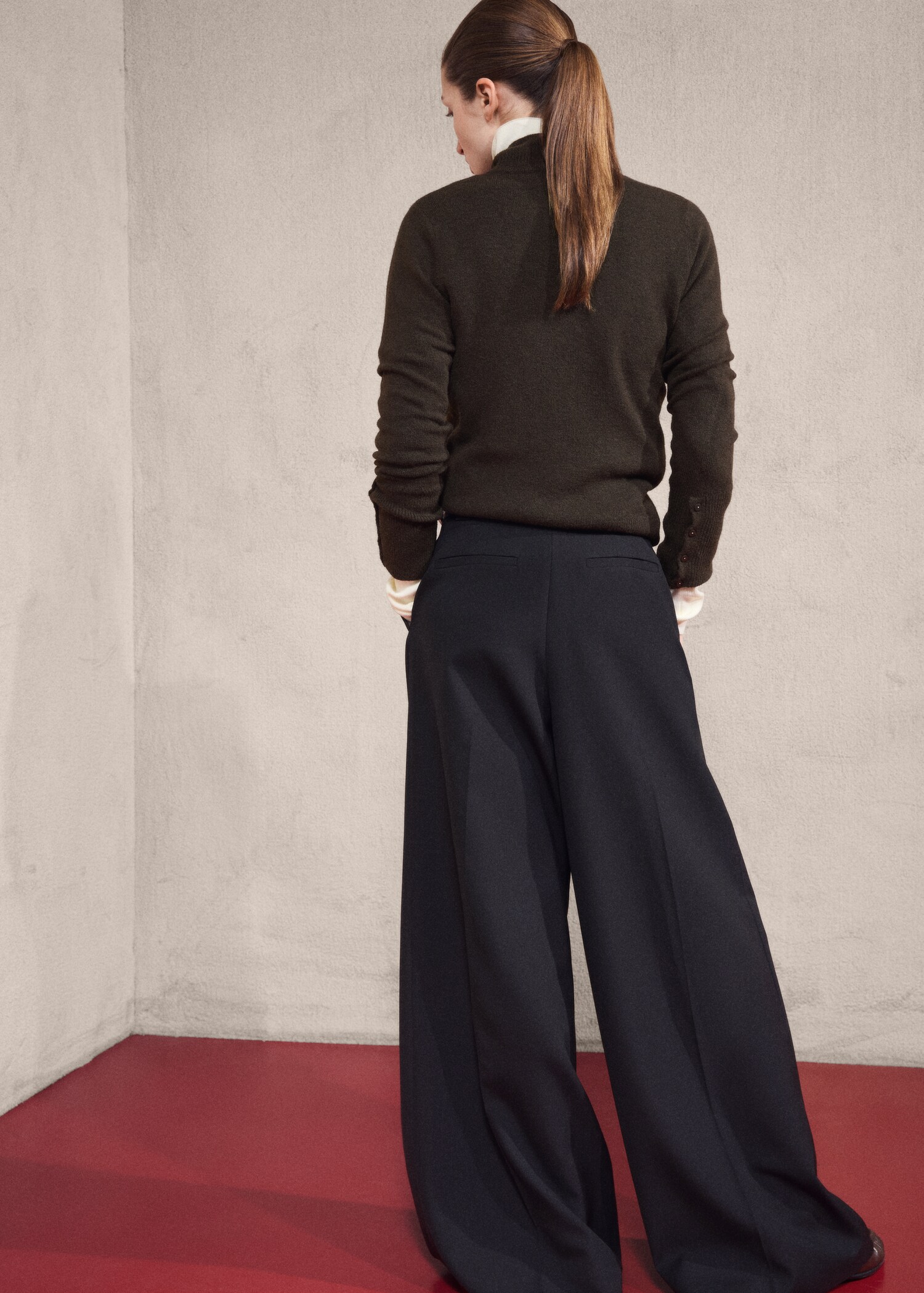 Pullover mit halbhohem Kragen und geknöpften Ärmelbündchen - Rückseite des Artikels