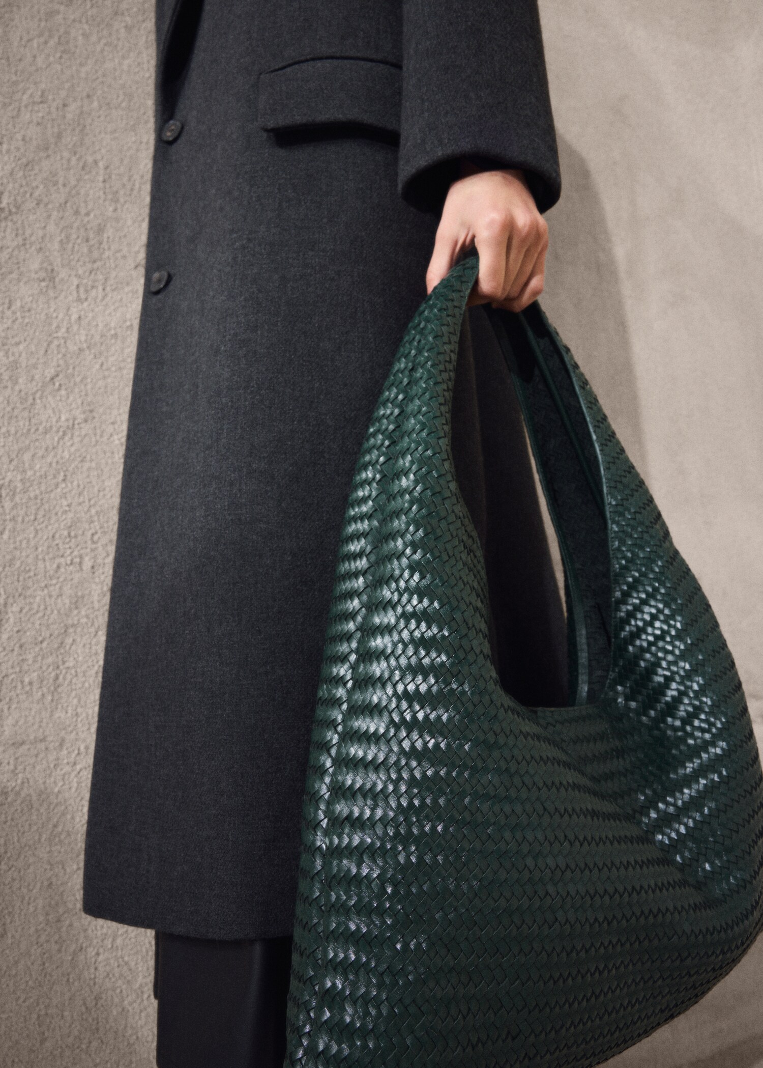 Medium braided leather shoulder bag - Details of the article 9