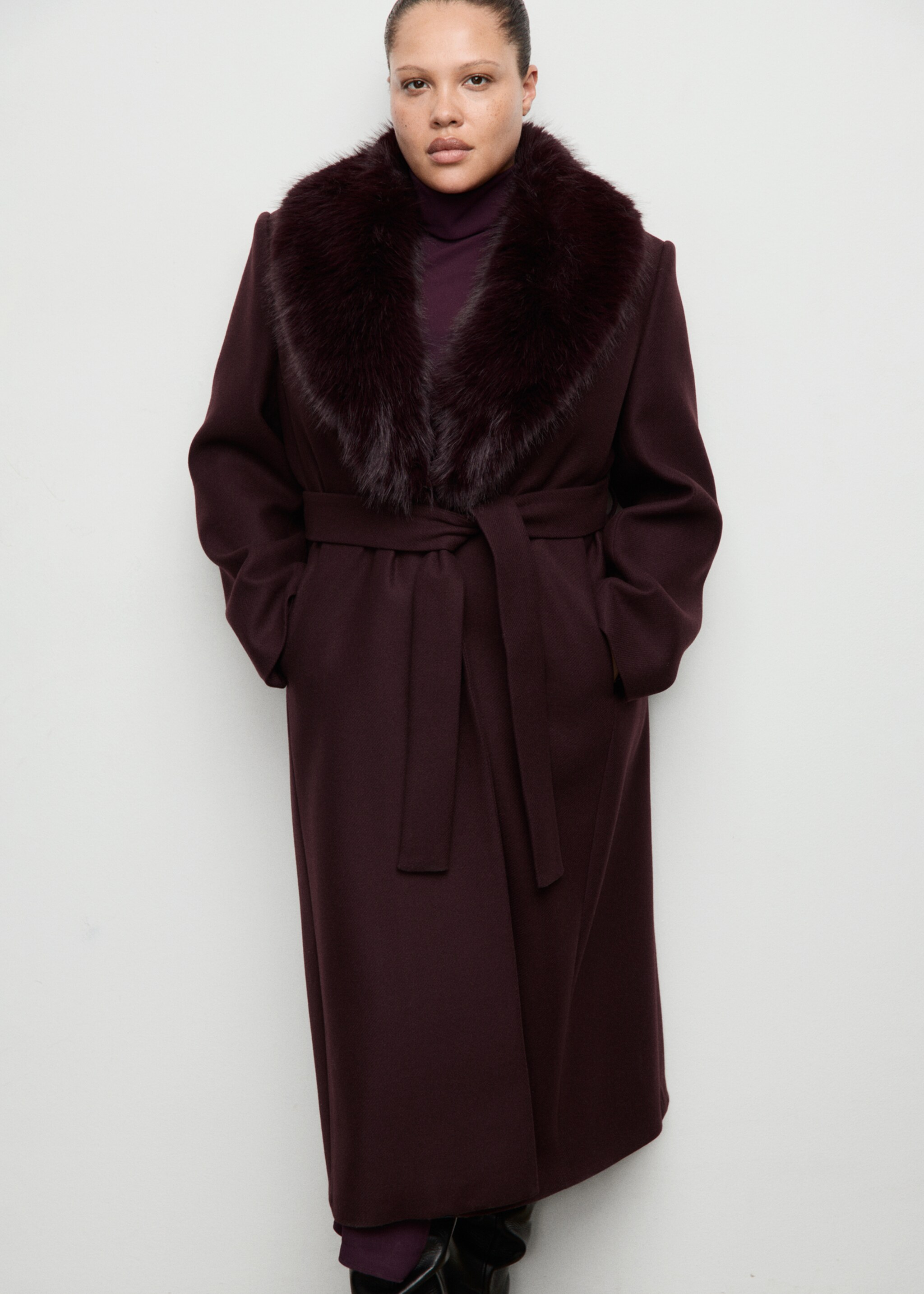 Manteco wool coat with fur collar - Details of the article 5, Maroon. Ref: 27011303-01.