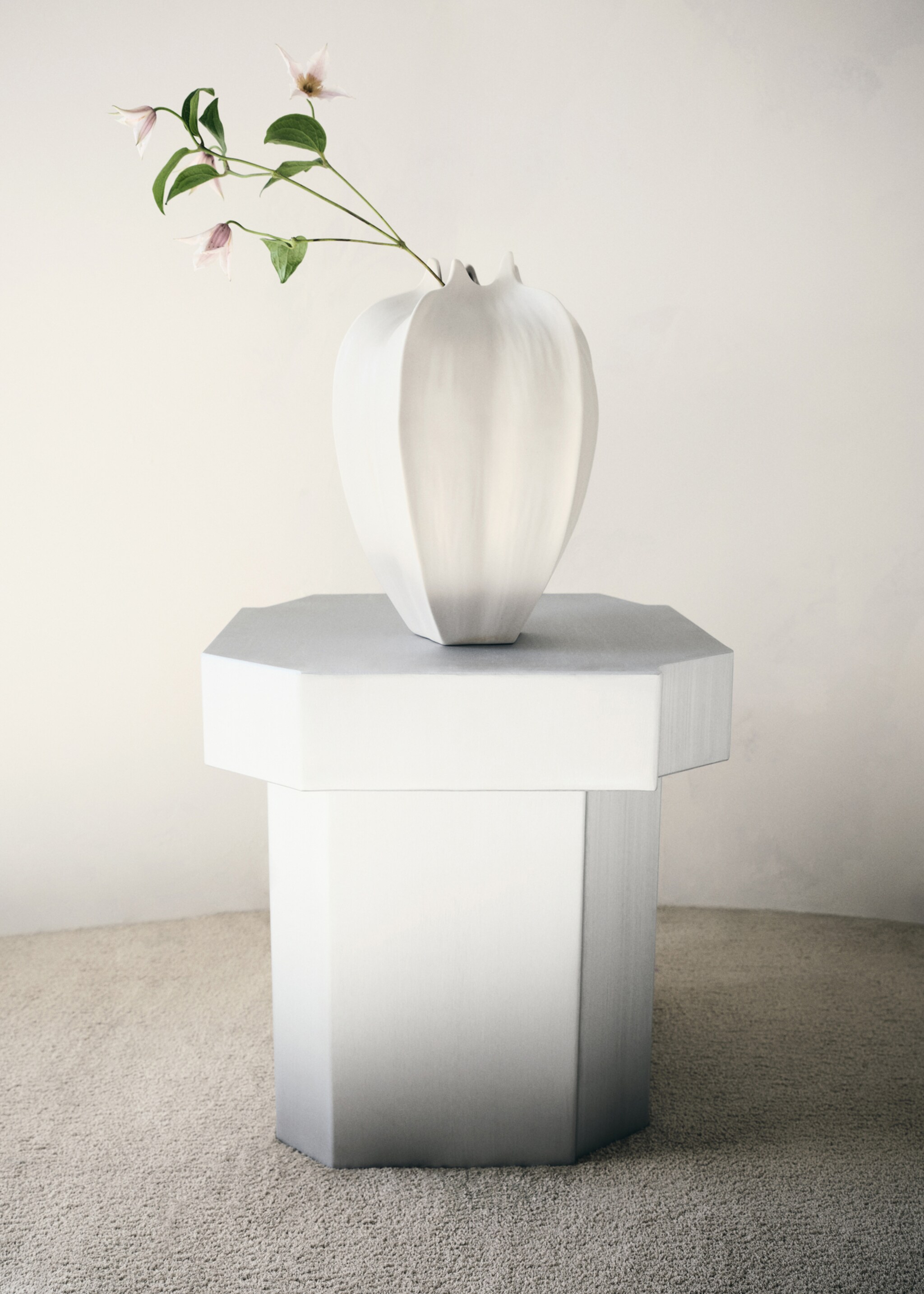 Tall earthenware flower vase - Details of the article 6, Off White. Ref: 27011525-01.