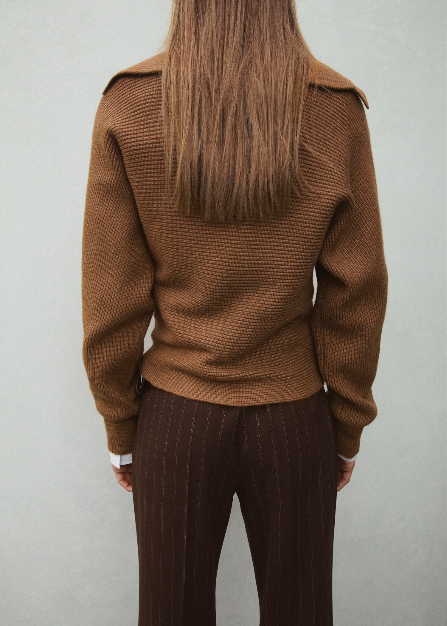 V-neck knit sweater - Reverse of the article
