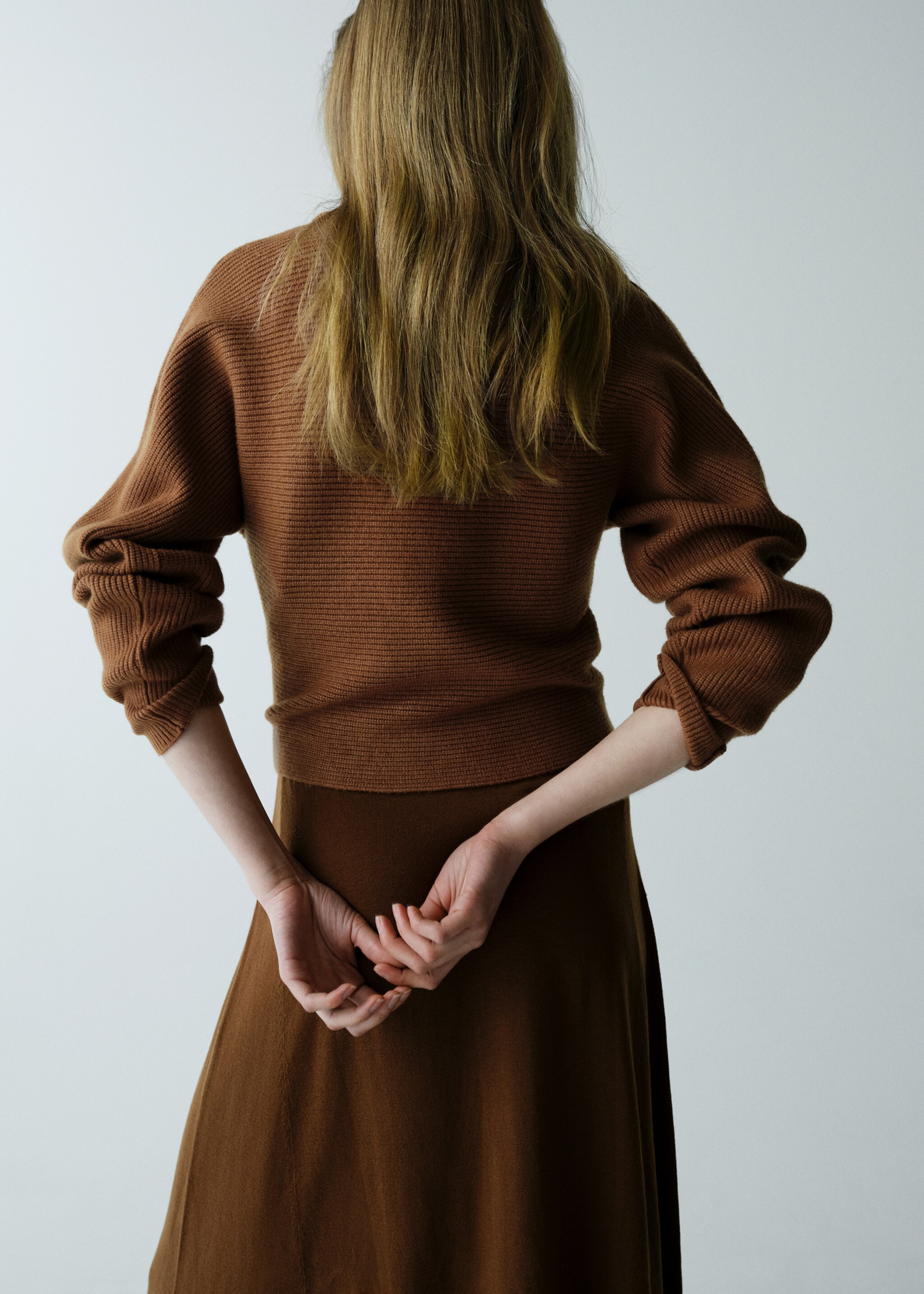 Strickpullover mit V-Ausschnitt - Rückseite des Artikels, Tobacco-Braun. Ref: 27014085-03.