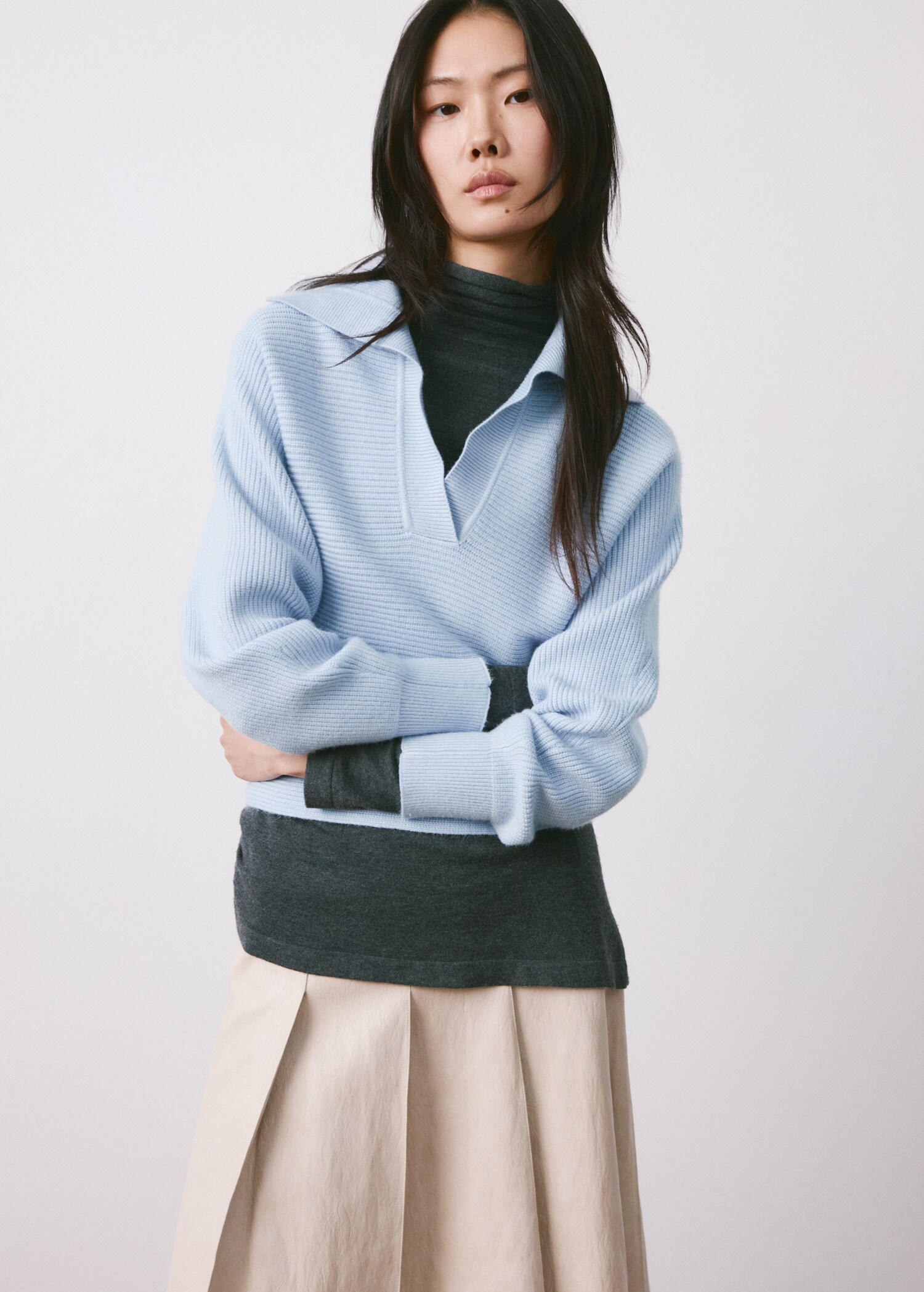 V-neck knit sweater - Medium plane