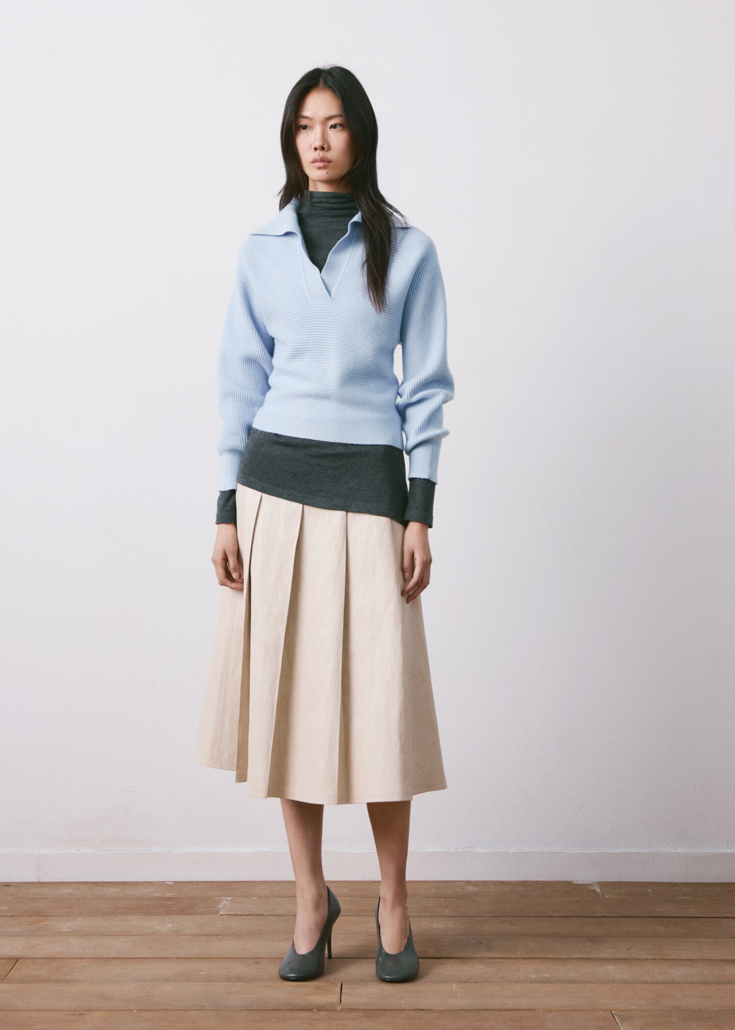 V-neck knit sweater - General plane