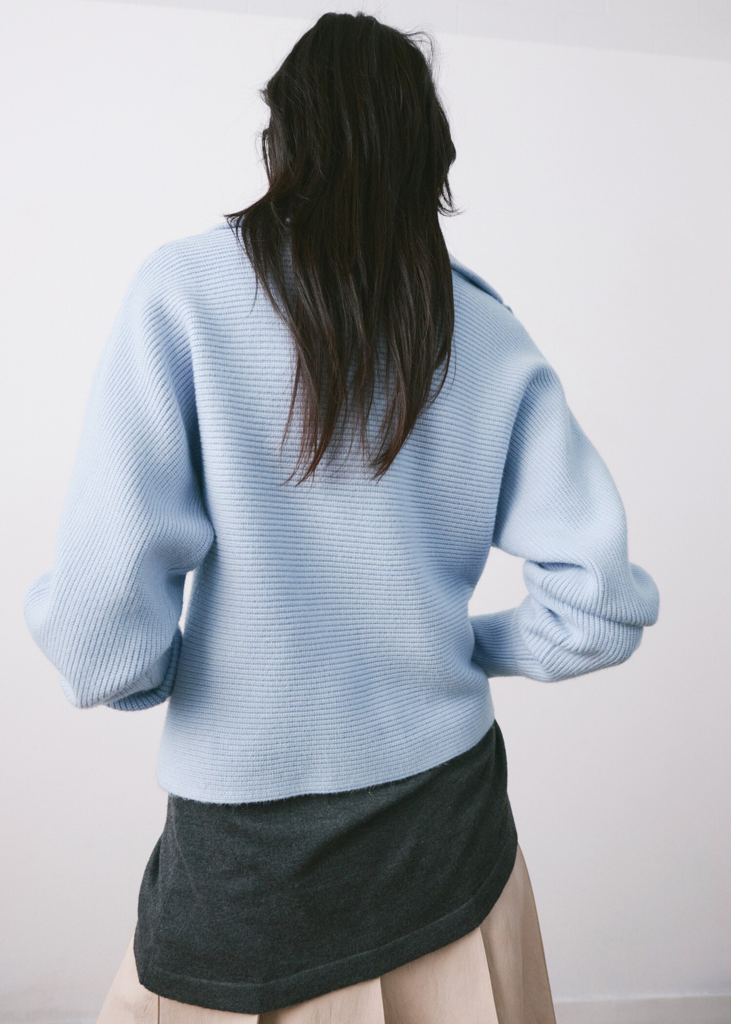 V-neck knit sweater - Reverse of the article