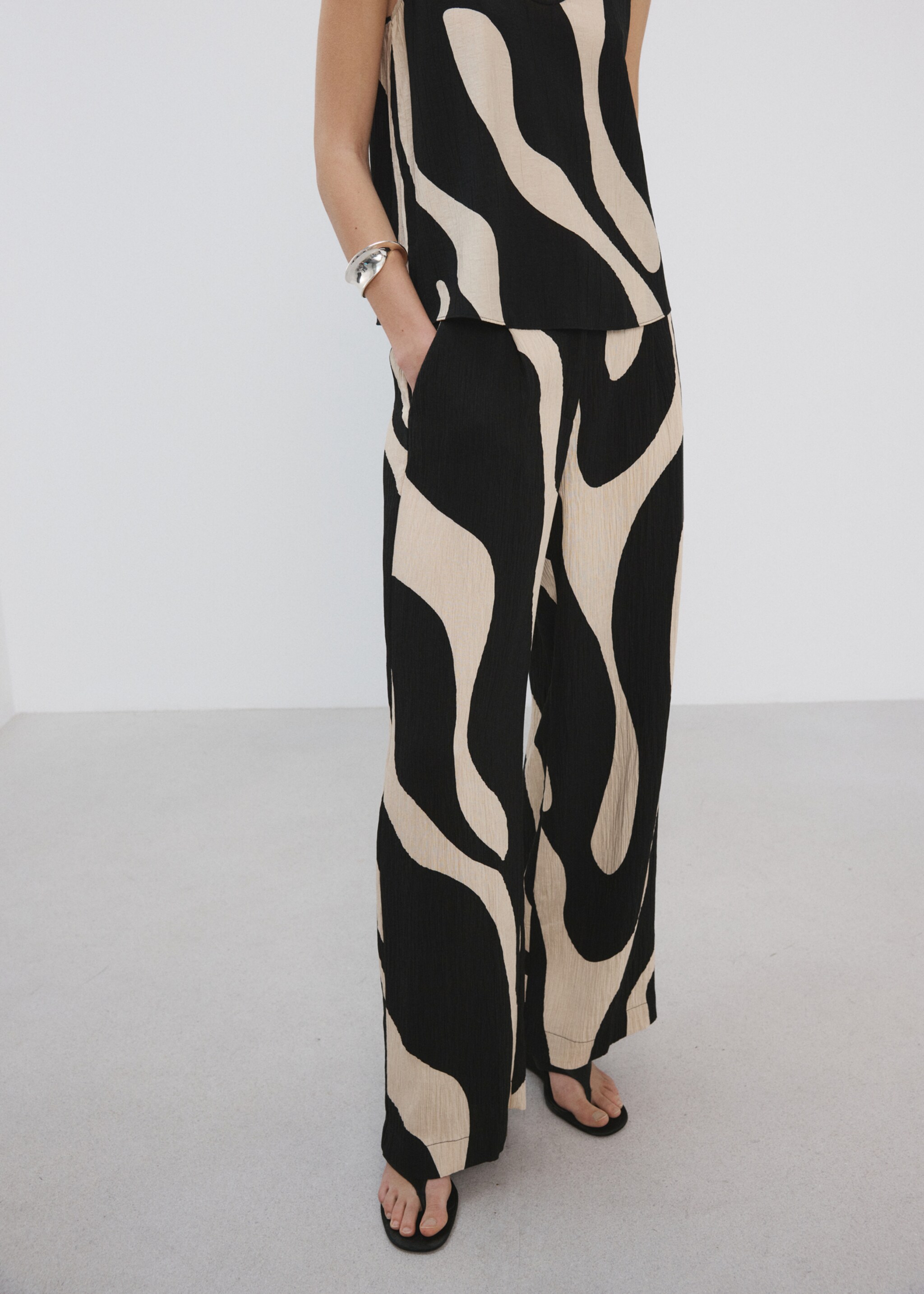 Printed straight trousers - Medium plane, Black. Ref: 27015834-01.