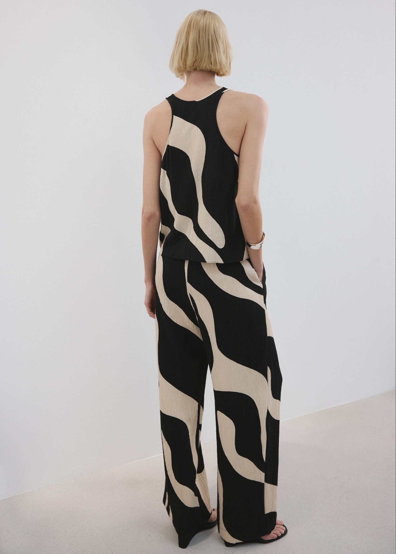 Printed straight trousers - Reverse of the article